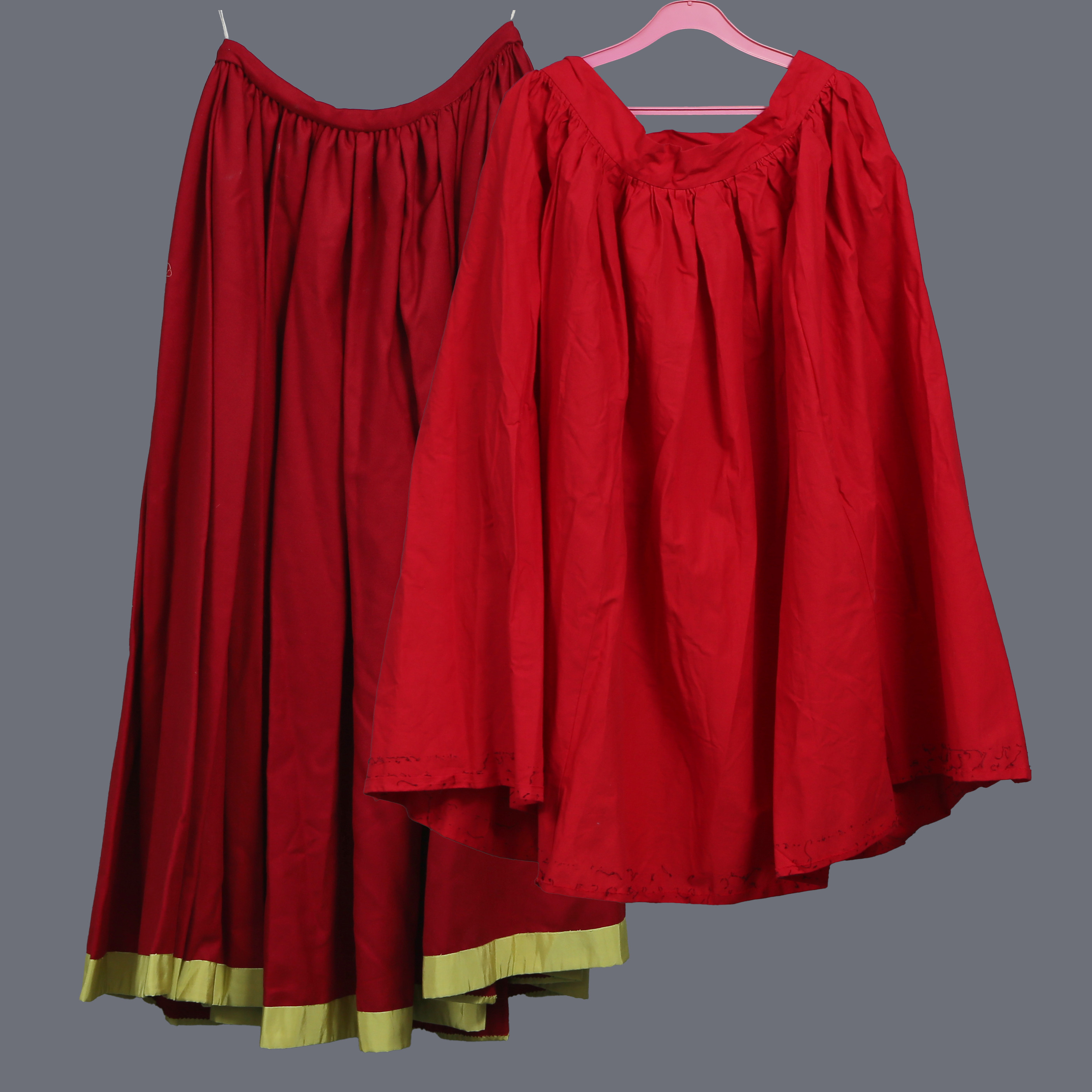 PARET RÖDA KJOLAR, TRADITIONELL FOLKDRÄKT POLEN, 1900-TAL.