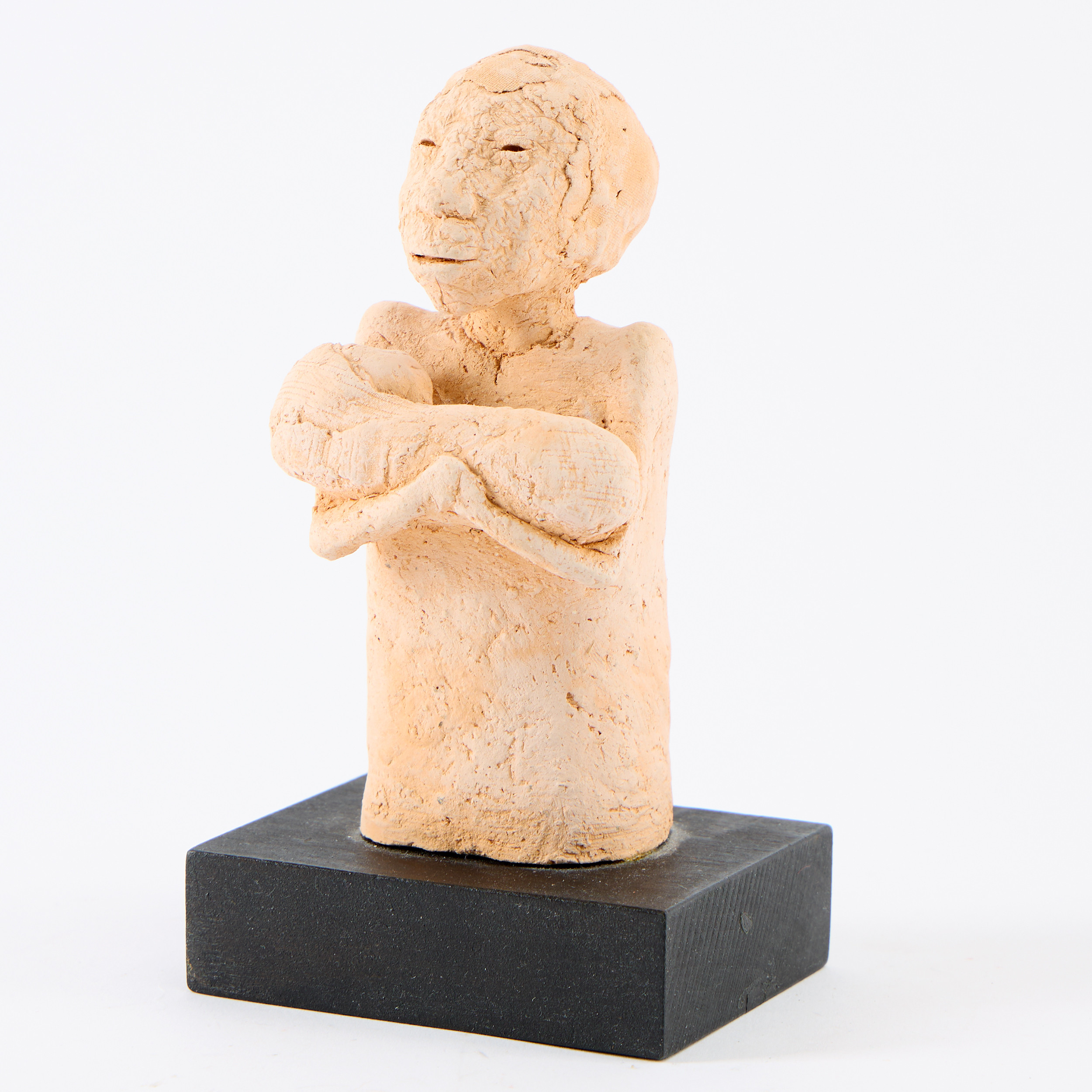 MARIANNE HALL (FÖDD 1936). Skulptur, figurer, teracotta på träsockel. Etikettmärkt.