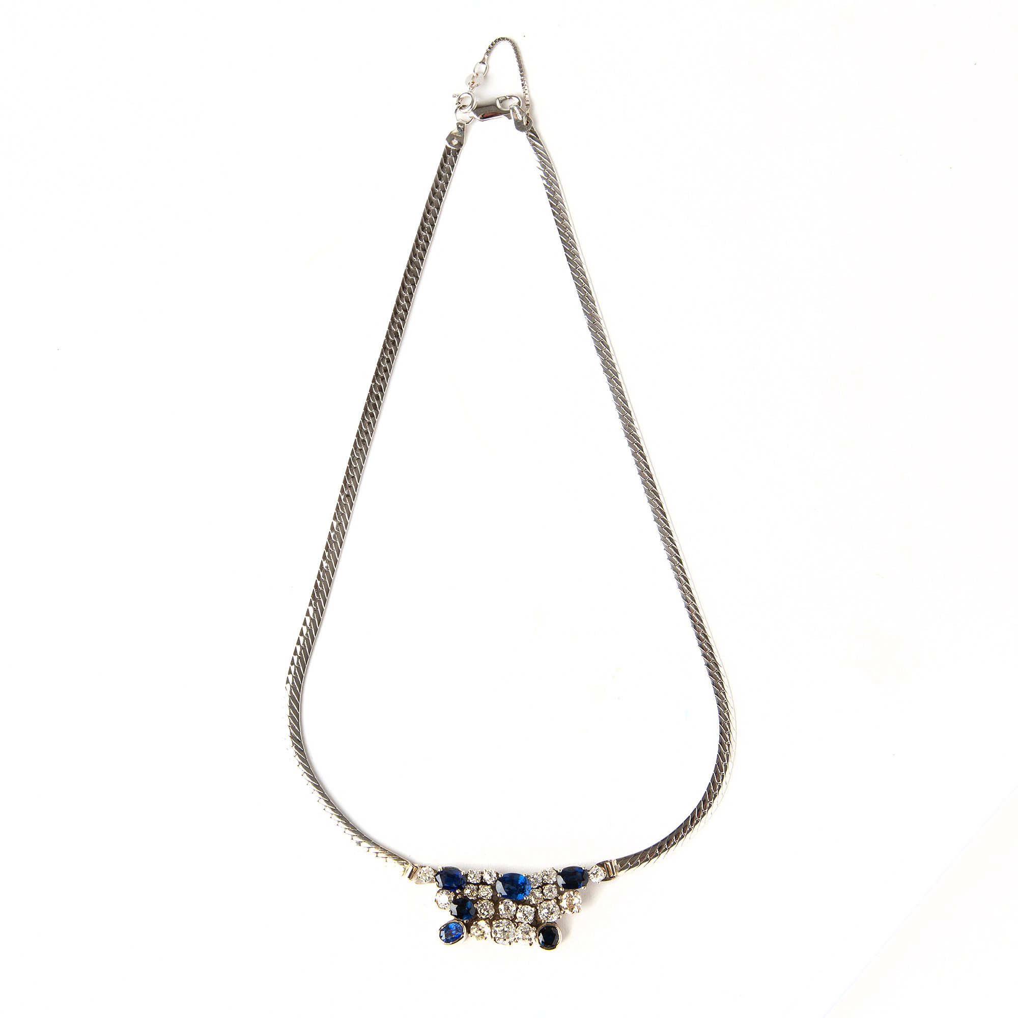 COLLIER, 18K vitguld med äldre briljantslipade diamanter och ovalslipade safirer.
