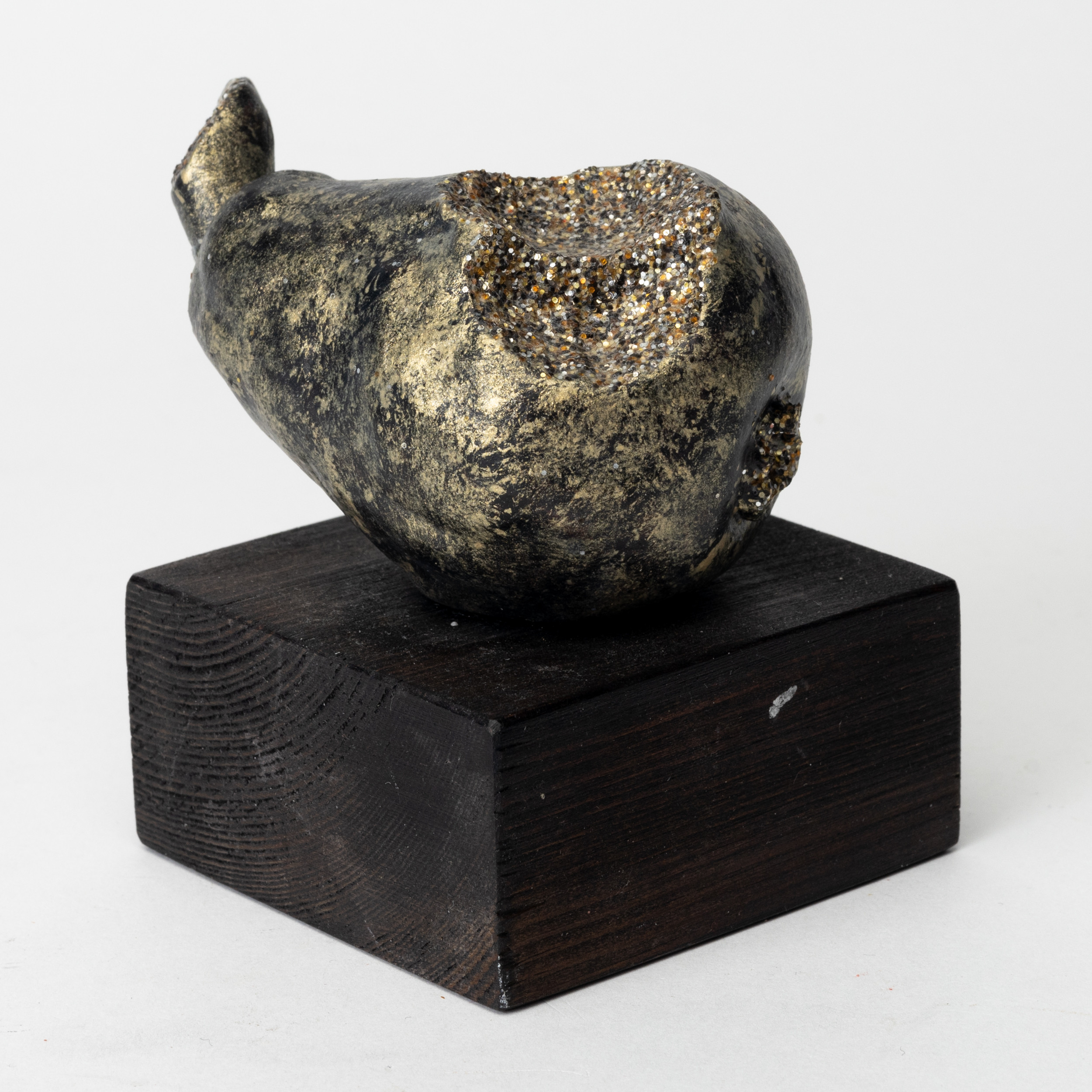 KATRIN LINDELL. Skulptur, i form av päron, konstmassa, på träsockel, signerad, daterad 2003 /-11.