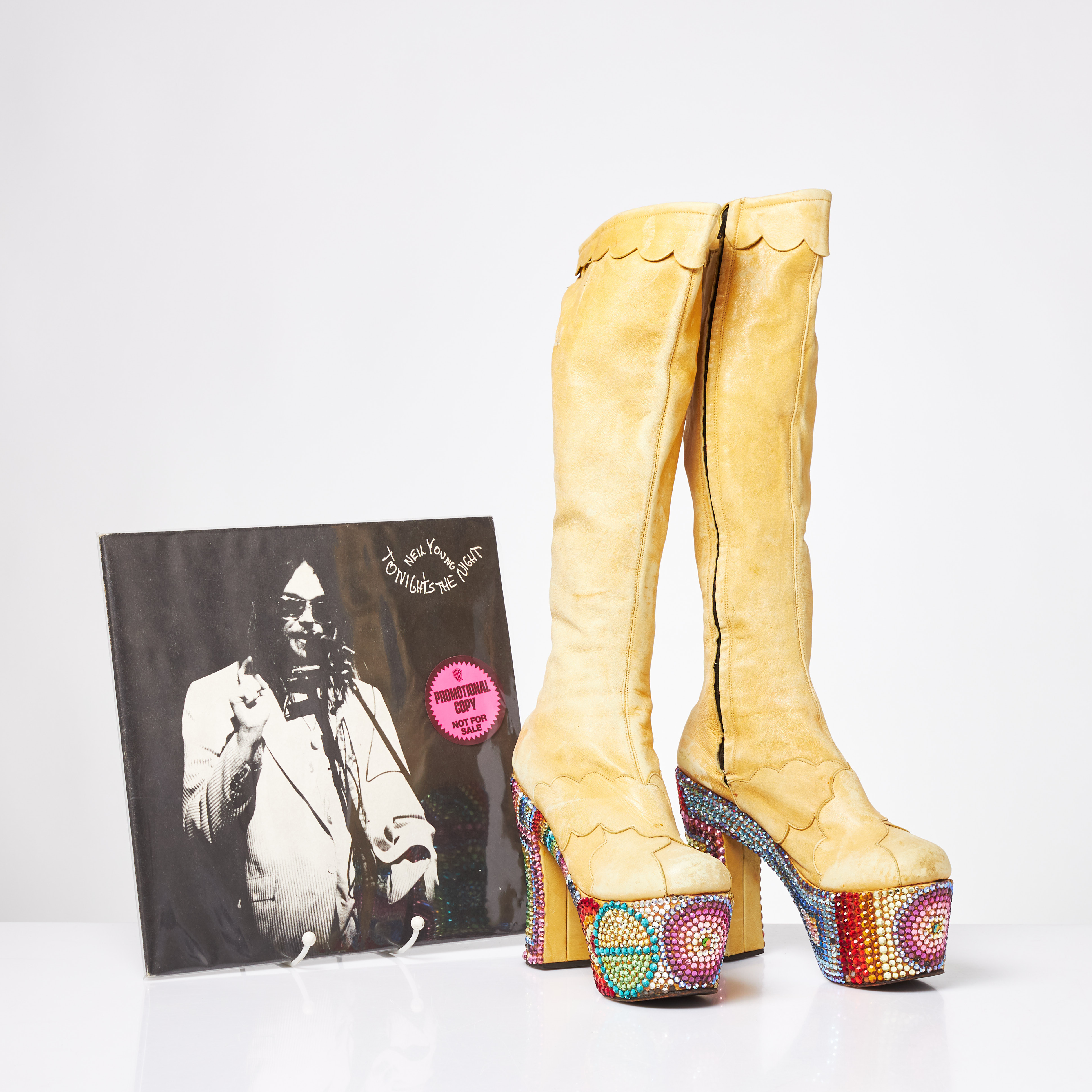 NEIL YOUNG TONIGHT´S THE NIGHT - STÖVLAR FRÅN SKIVOMSLAGET.