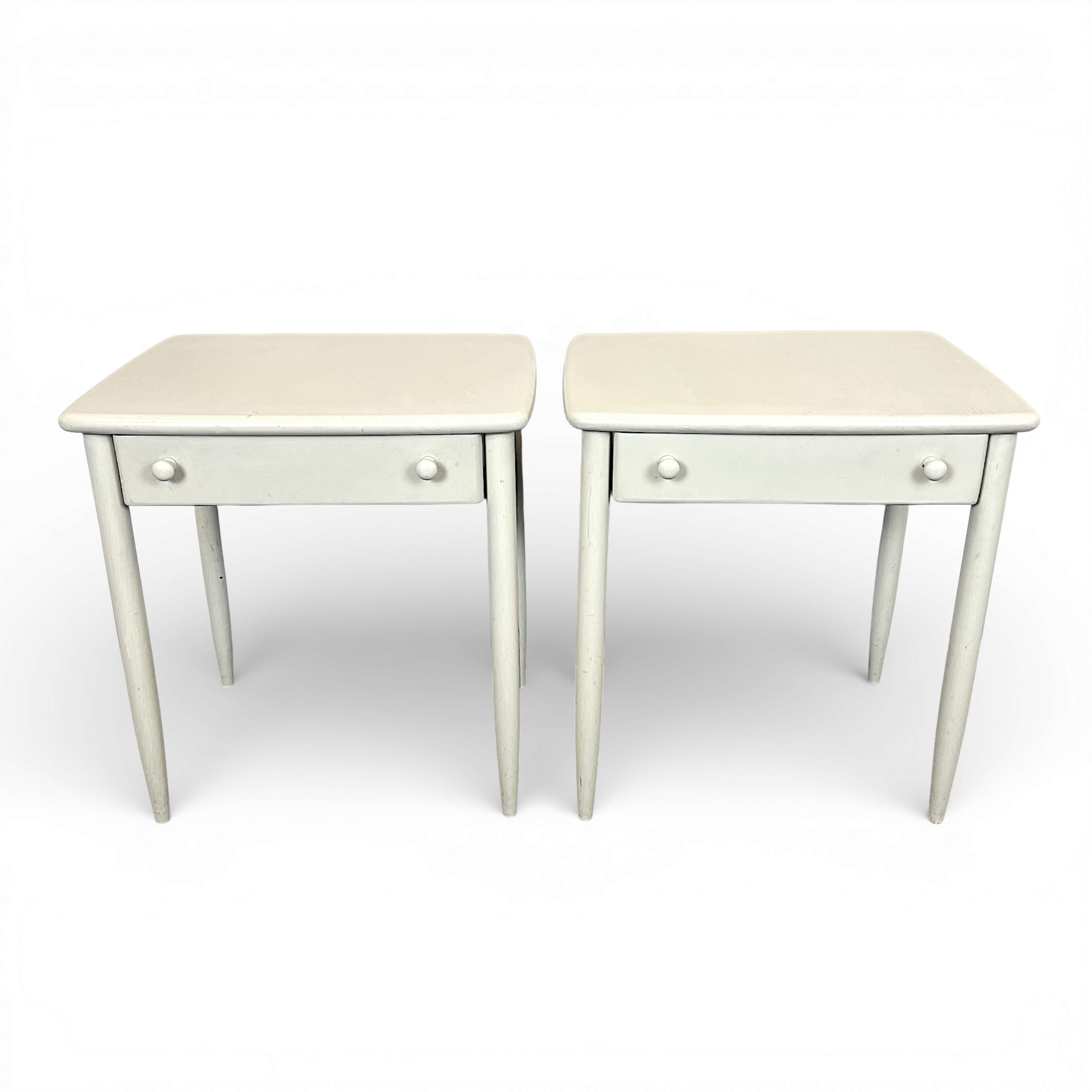 SÄNGBORD, ett par. Vitlackerat trä, Asko, Finland, 1960-tal.