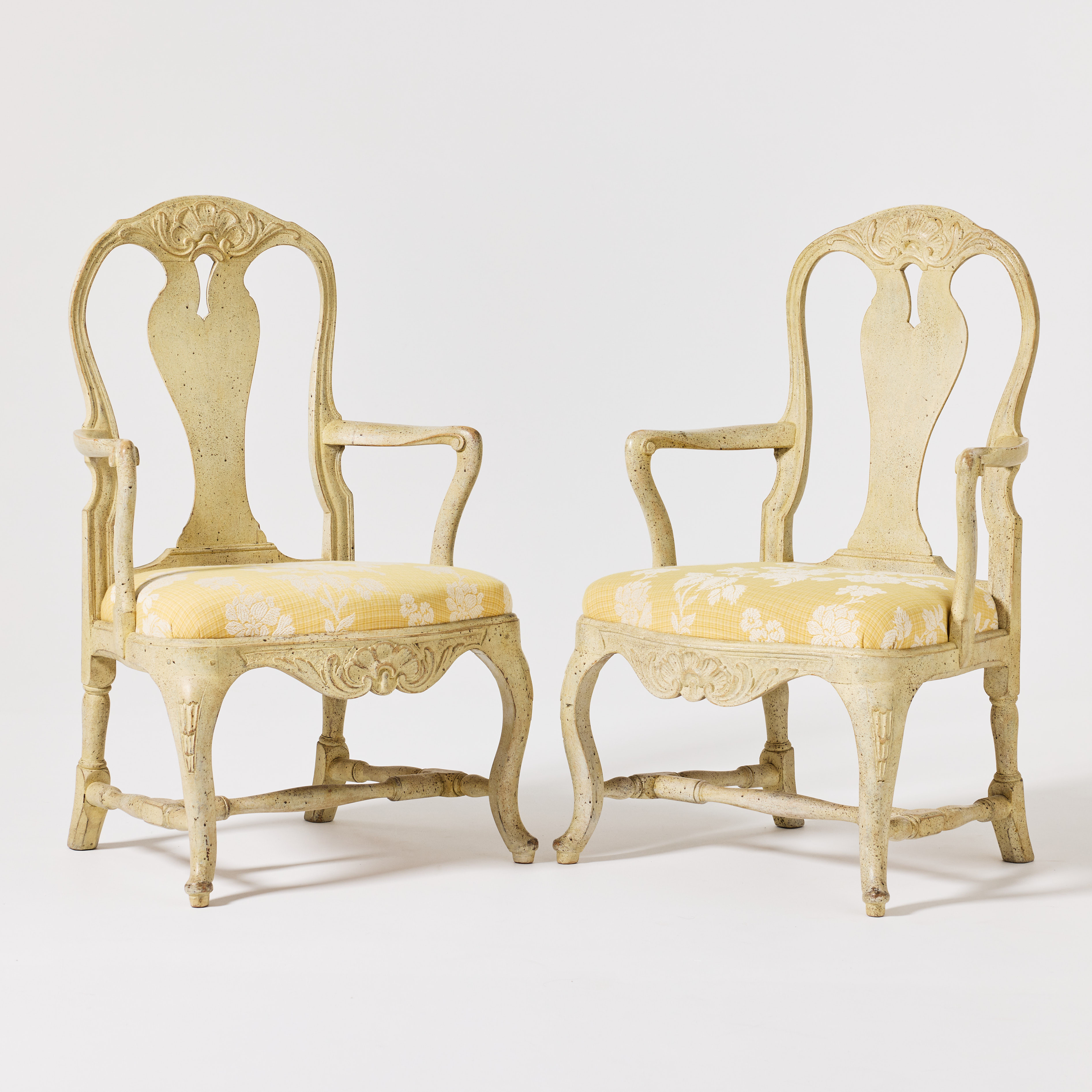 ARMLÄNSTOLAR, ett par, stockholmsarbeten i rokoko, 1700-talets tredje kvartal, träskuren dekor.