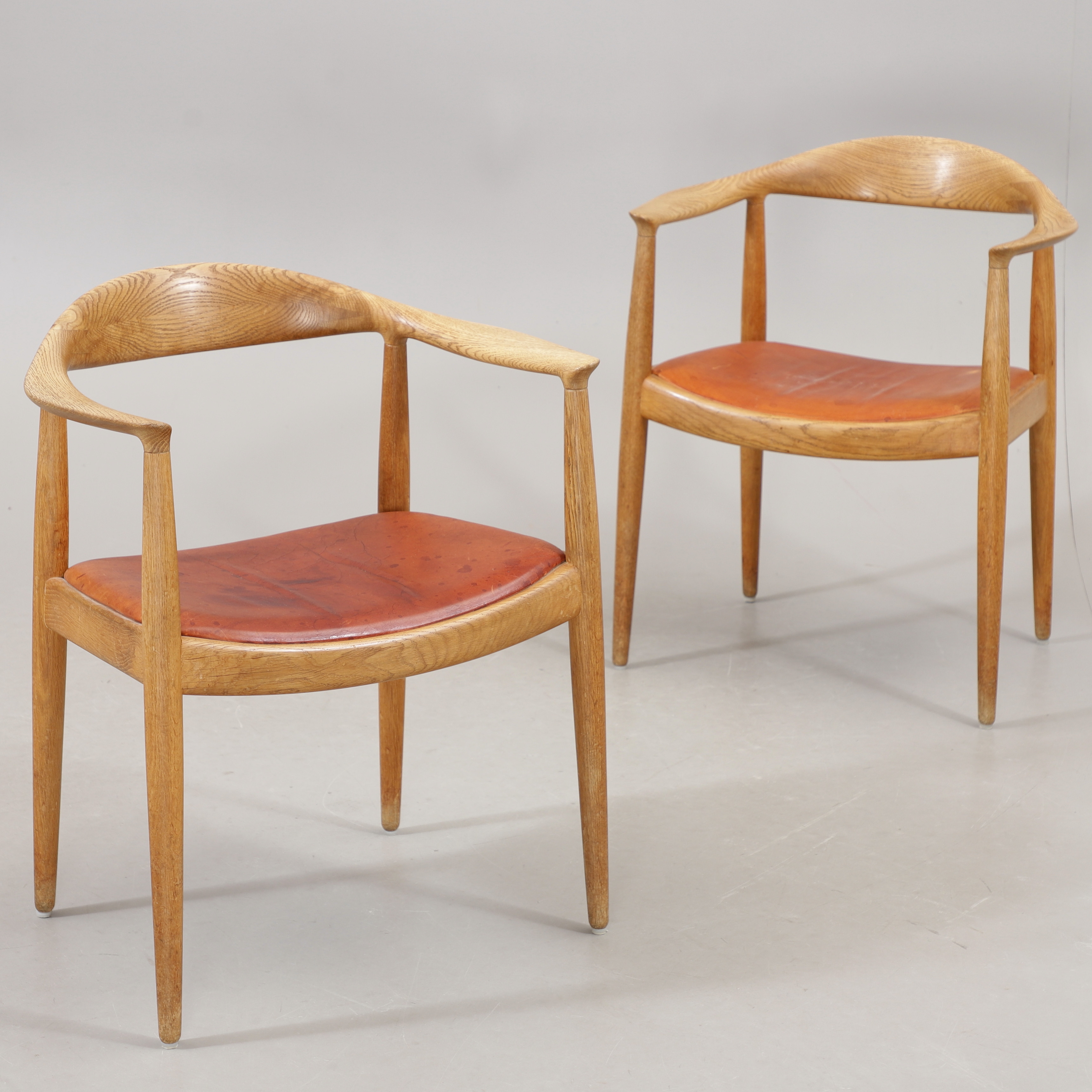 HANS J WEGNER. "The Chair", karmstolar, ett par, modell 503, ek med skinnsits, Johannes Hansen, Köpenhamn, Danmark, 1949.
