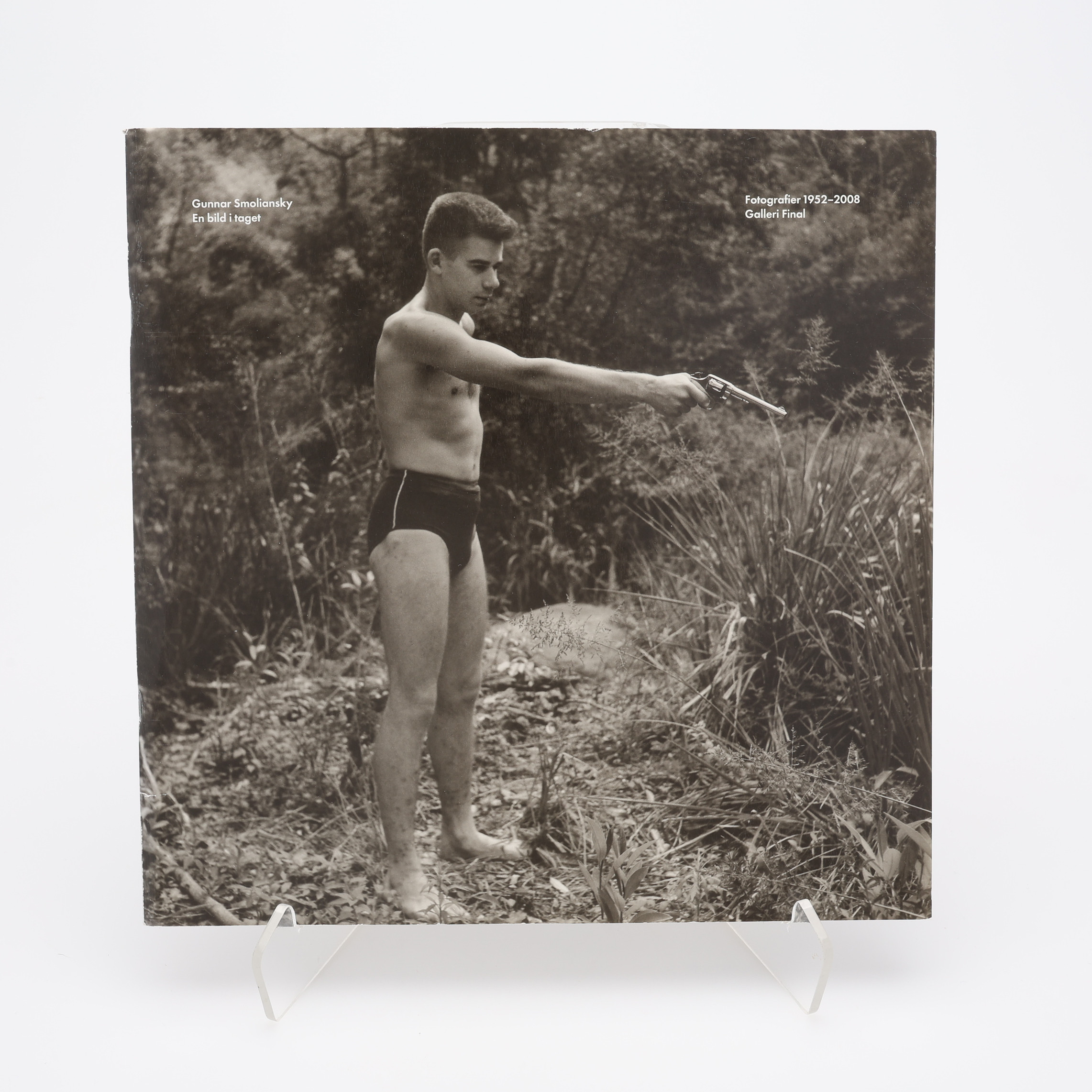 FOTO. DEN SVENSKE FOTOGRAFEN GUNNAR SMOLIANSKYS KATALOG "EN BILD I TAGET", 2014.