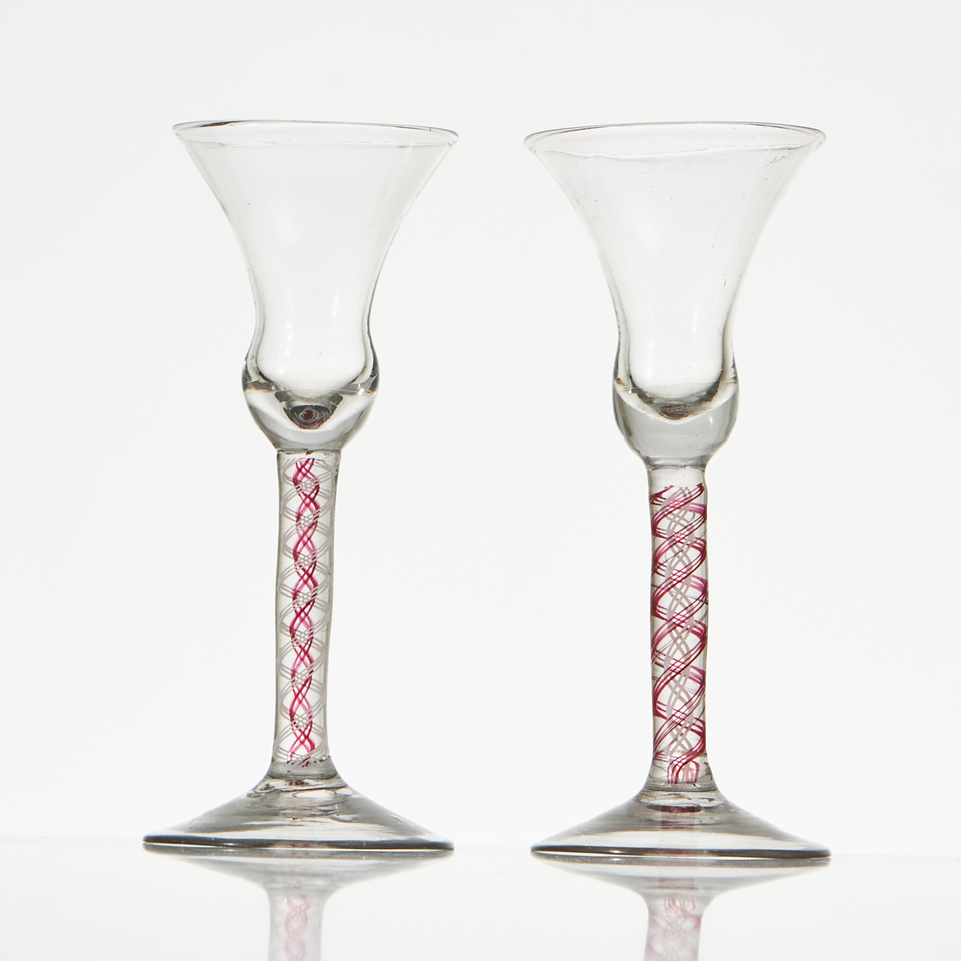 VIN/ STARKVINSGLAS, 1 par, 1700-tal, England, sk Air-Twist, röd och vit twist, Double serie.