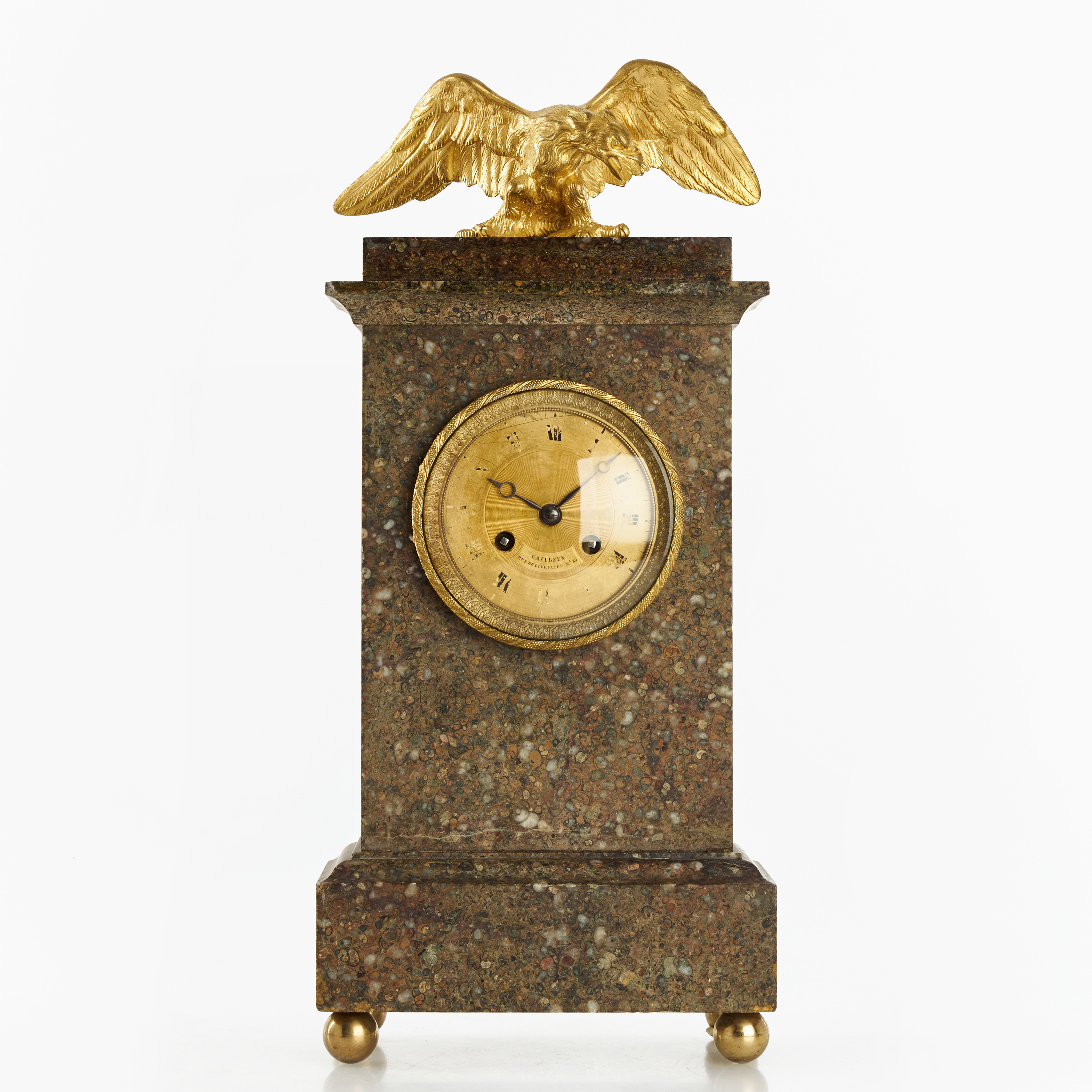 BORDSPENDYL, senempir, Cailleux Rue de Richelieu 89, granitell, krönt med örn i förgylld brons, Frankrike, 1800-tal.