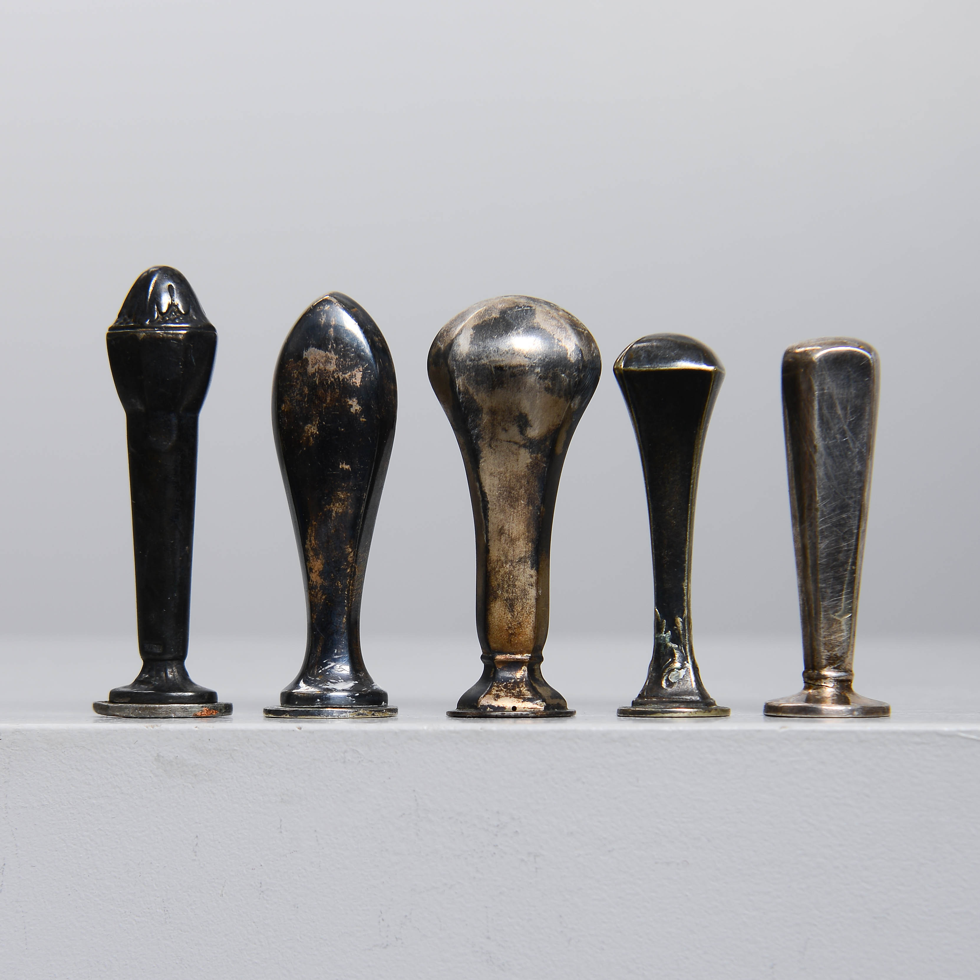 SIGILLSTÄMPLAR, 5 st, nysilver, 1900-talets tidigare del.
