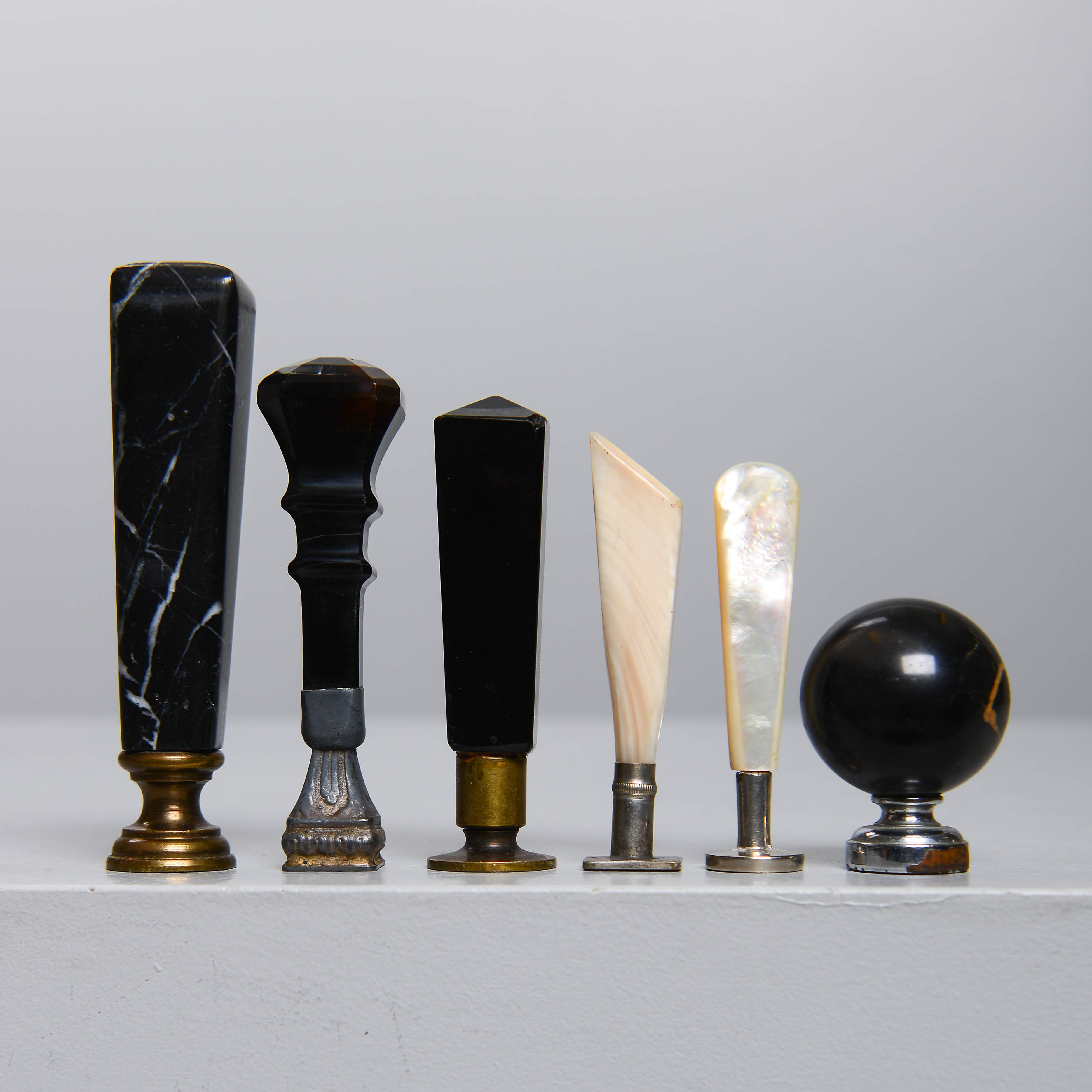 SIGILLSTÄMPLAR, 6 st, sten & pärlemor, 1900-tal.