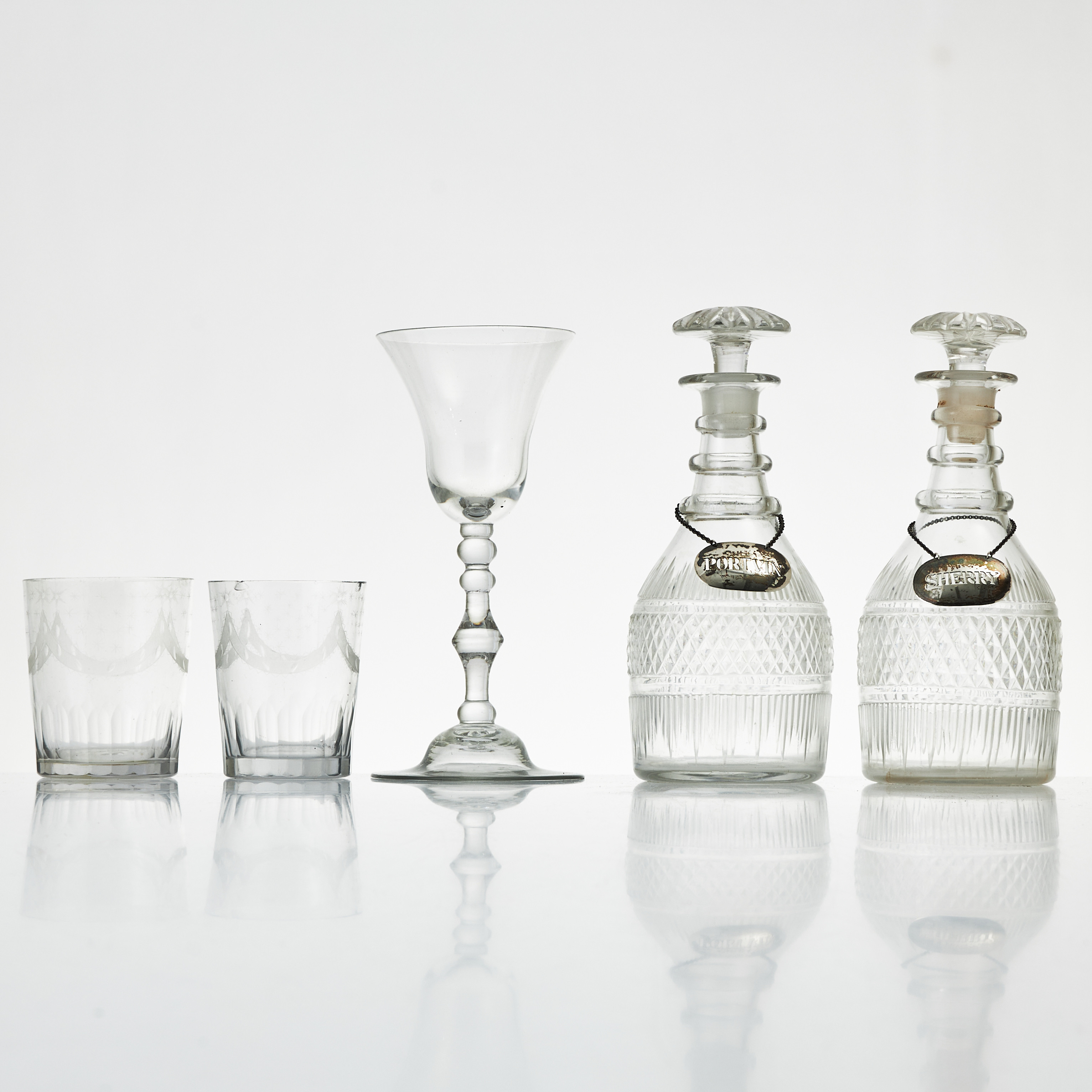 VINGLAS, GLAS, 2 st, KARAFFER, 1 par, 17- och 1800-tal, graverad respektive slipad dekor.