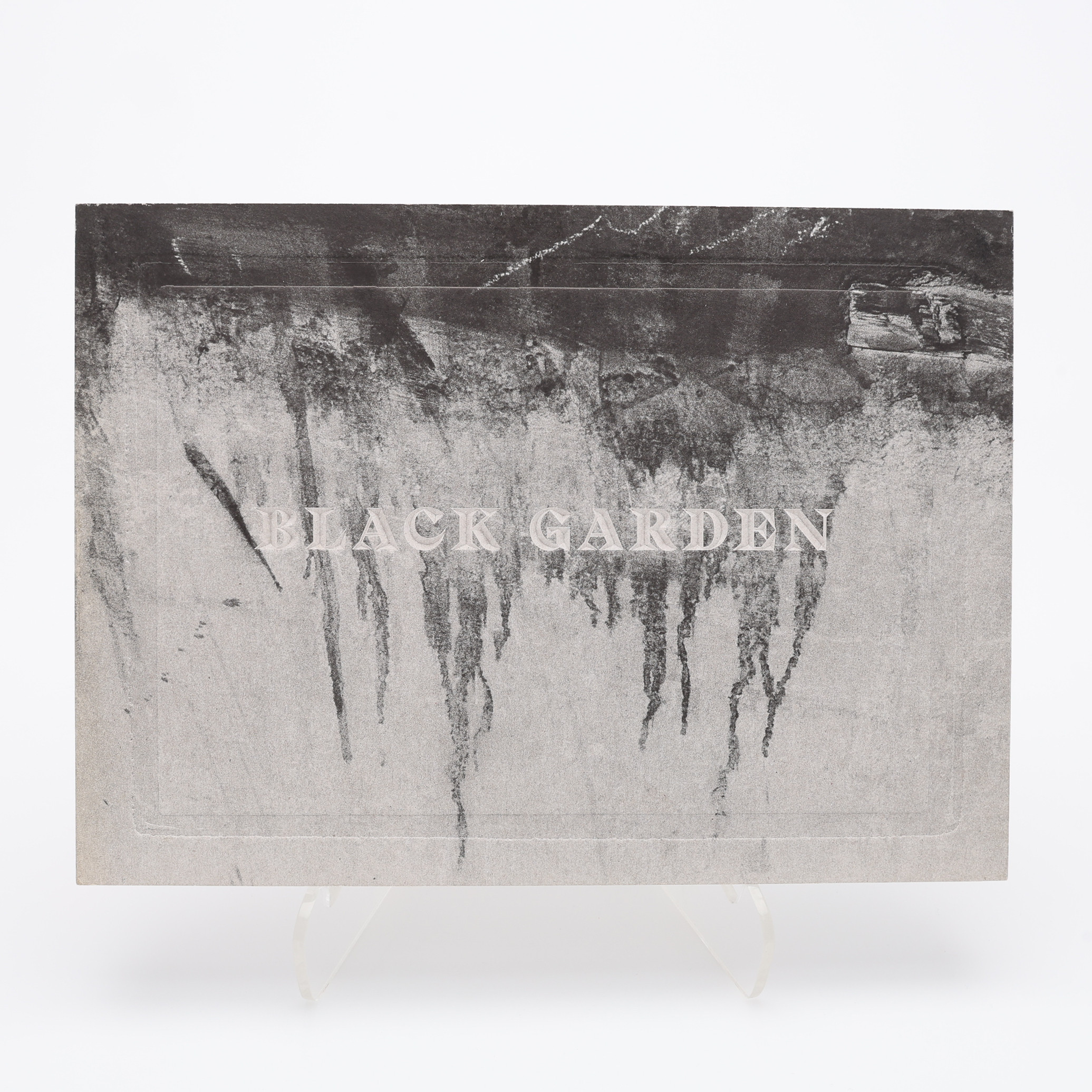 FOTO. DEN AMERIKANSKE FOTOGRAFEN JASON ESKENAZIS "BLACK GARDEN" I FÖRSTA UPPLAGAN, 2019 - SIGNERAD.