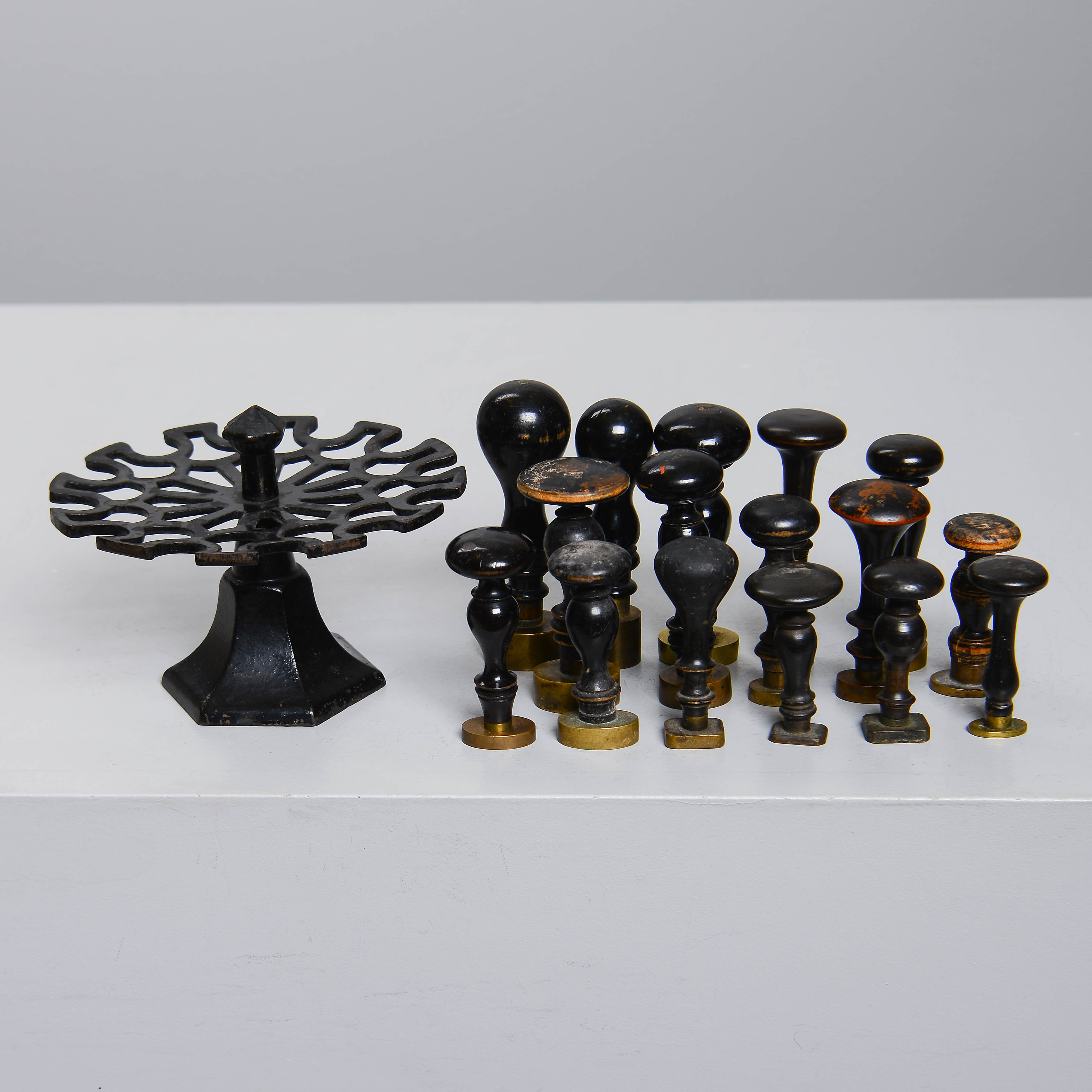 SIGILLSTÄMPLAR & STÄMPELSTÄLL, 16 st, trä, 1900-tal.