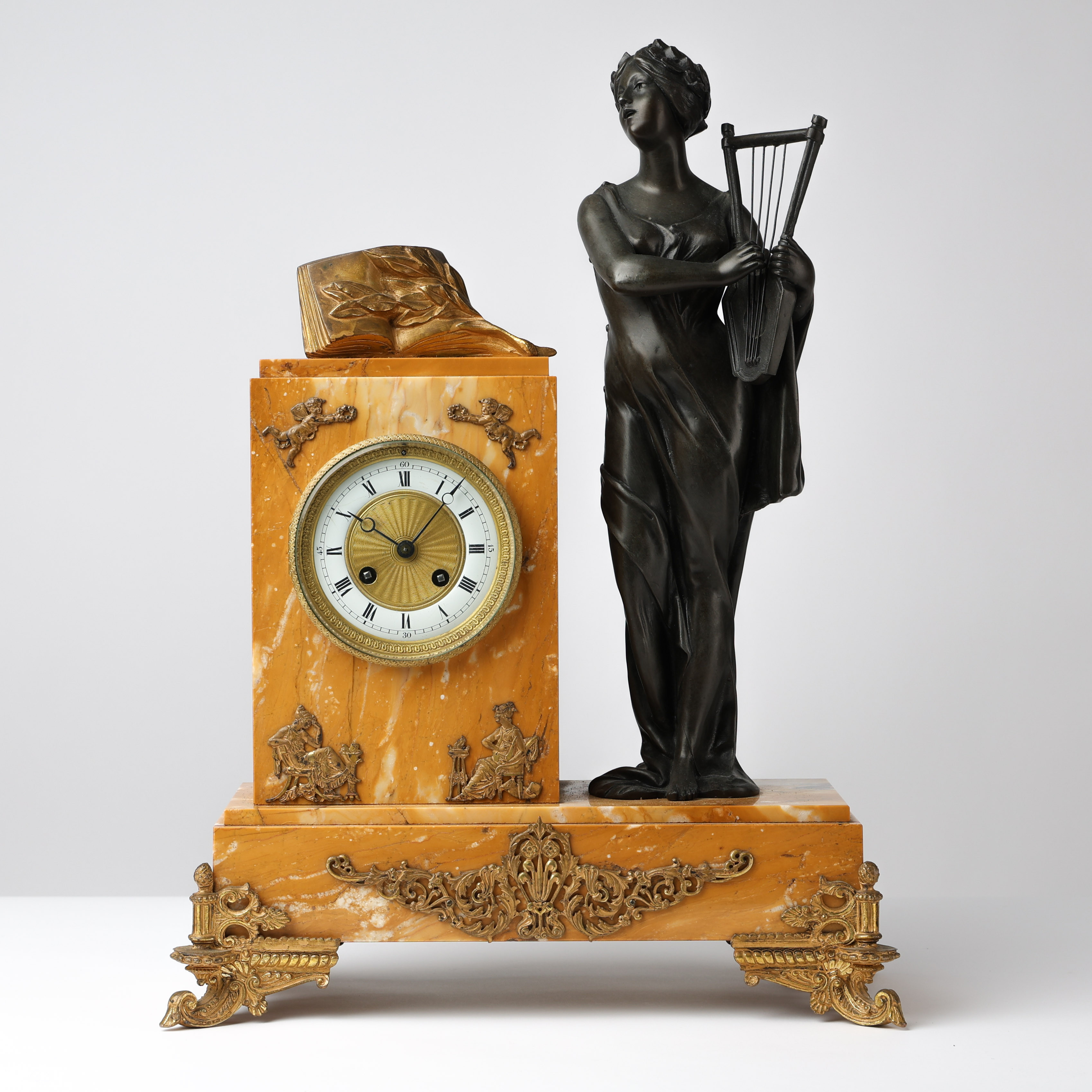 BORDSPENDYL, urverk märkt Japy Frere, empirstil, 1800-talets senare hälft, urhus med dekor av musa, patinerad metall, marmor samt bronserade beslag och fötter.