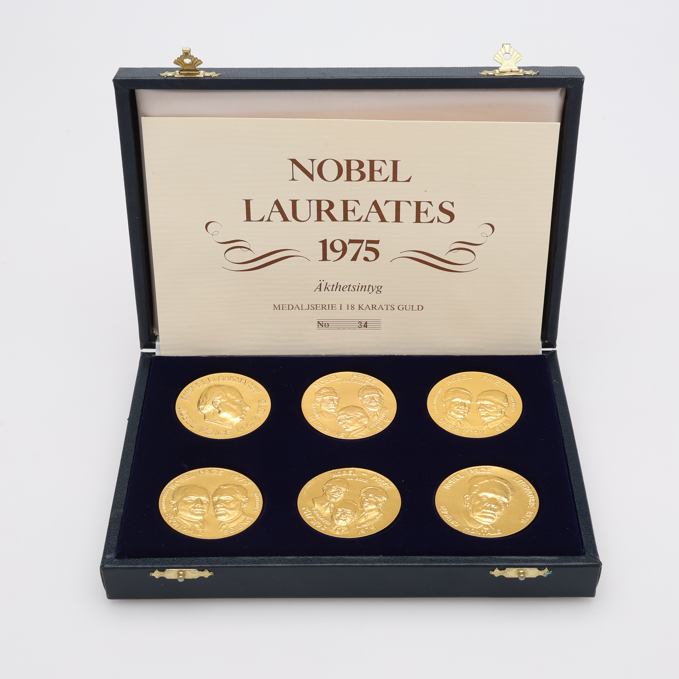 MINNESMEDALJER, 6 ST, 18K GULD, "NOBEL LAUREATES 1975", SPORRONG, TOTALT CIRKA 357,2 GRAM.