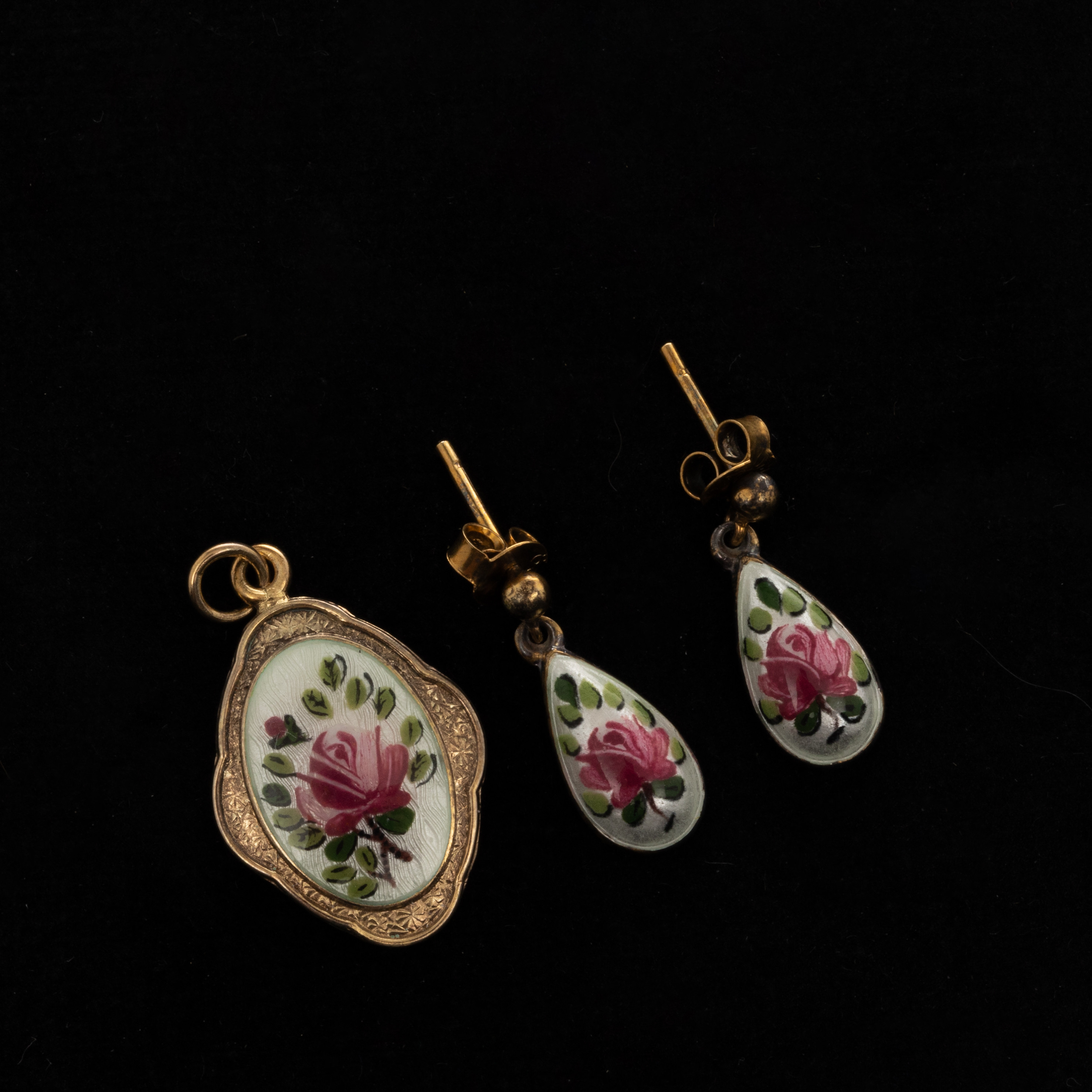 HÄNGE & ÖRHÄNGEN, Förgyllt silver, Emaljdekor.