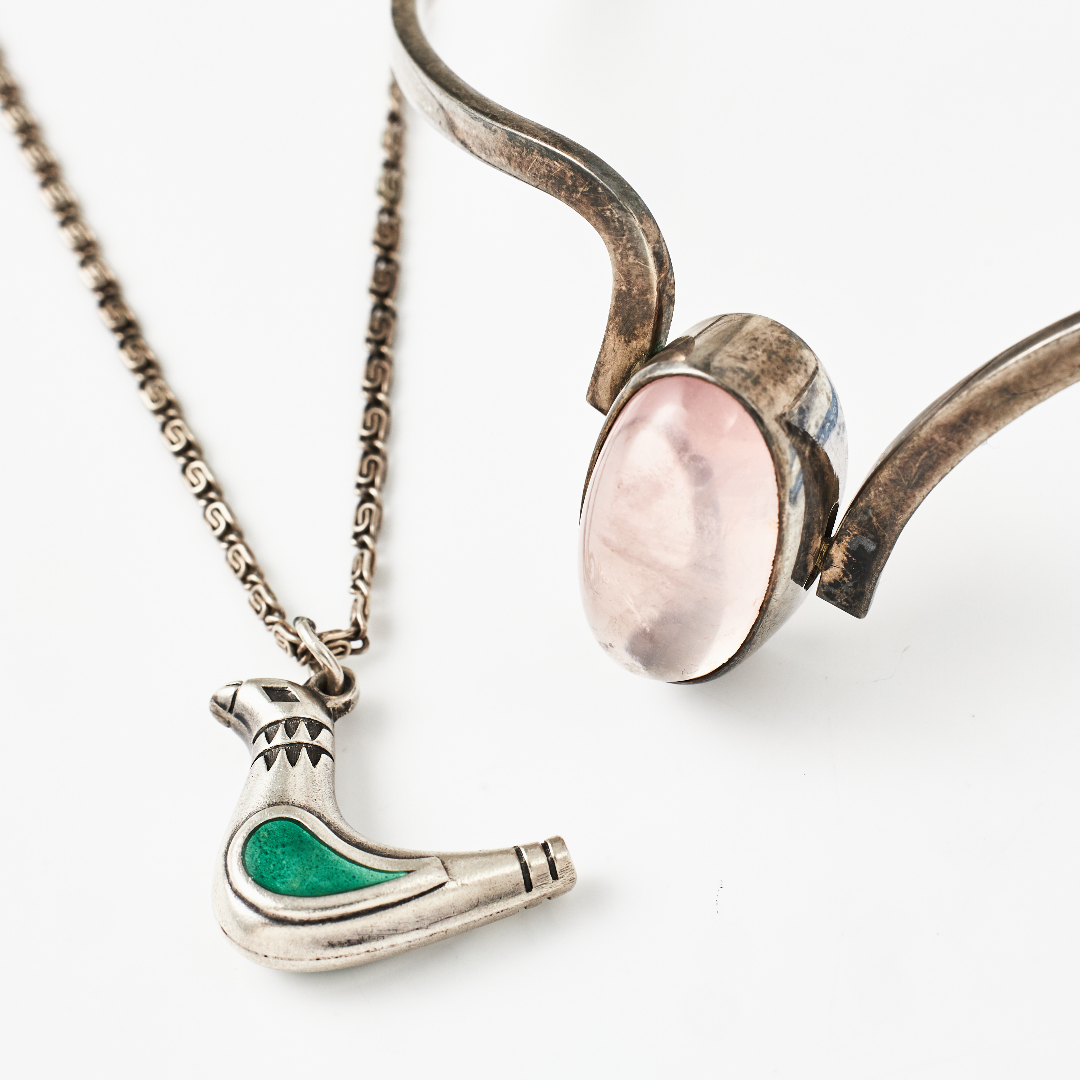 ARMRING, sterlingsilver, oval cabochonslipad rosenkvarts, märkt Handarb, svensk importstämpel, HÄNGE med kedja, silver, i form av stiliserad fågel med grön emaljdekor, otydliga stämplar, möjligen Finland.