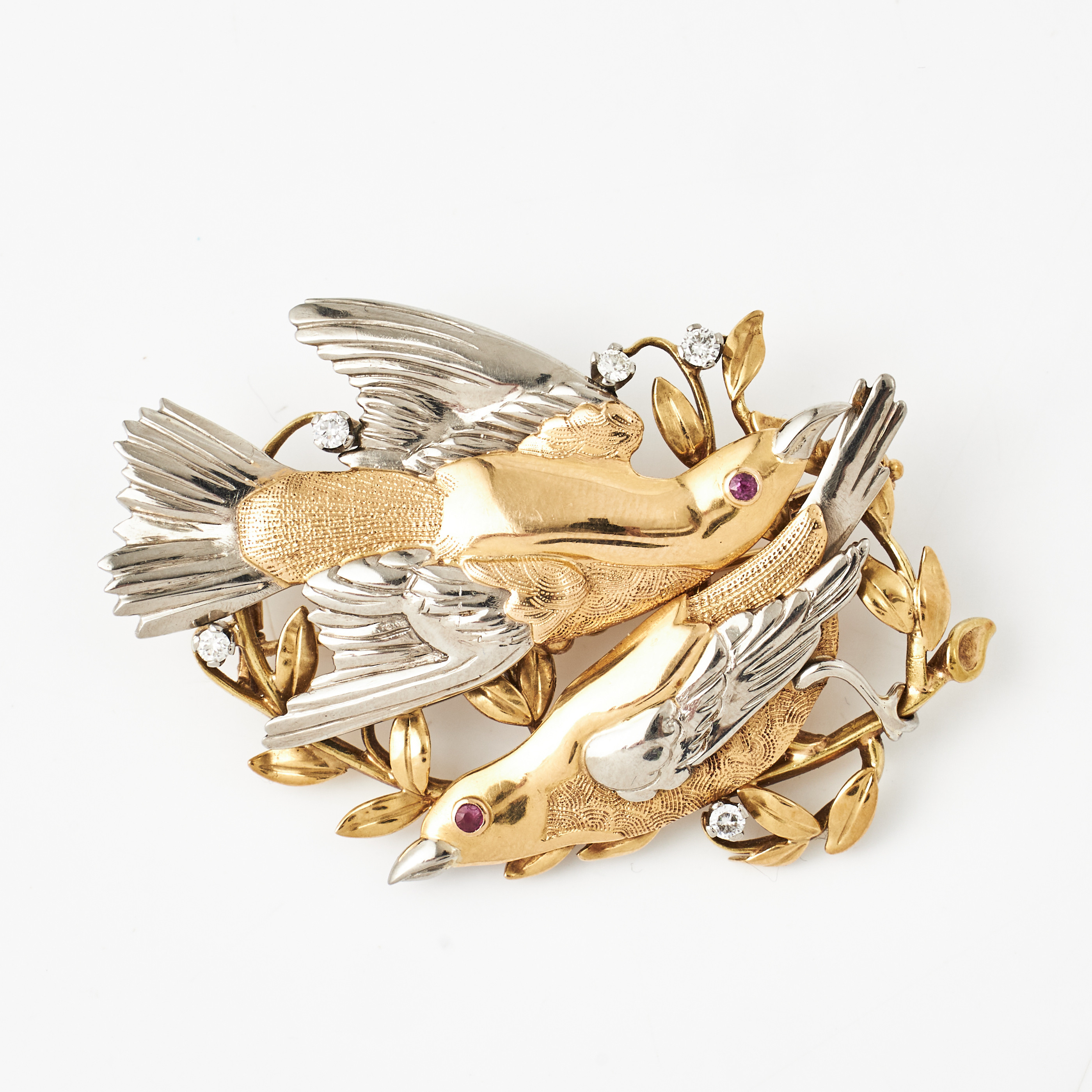 BROSCH, 18 k röd/vitguld, 2 fåglar, strukturerad- och blankslipad dekor, 2 små fasettslipade rubiner till ögon samt 5 briljanter totalt ca 0,15 ct.