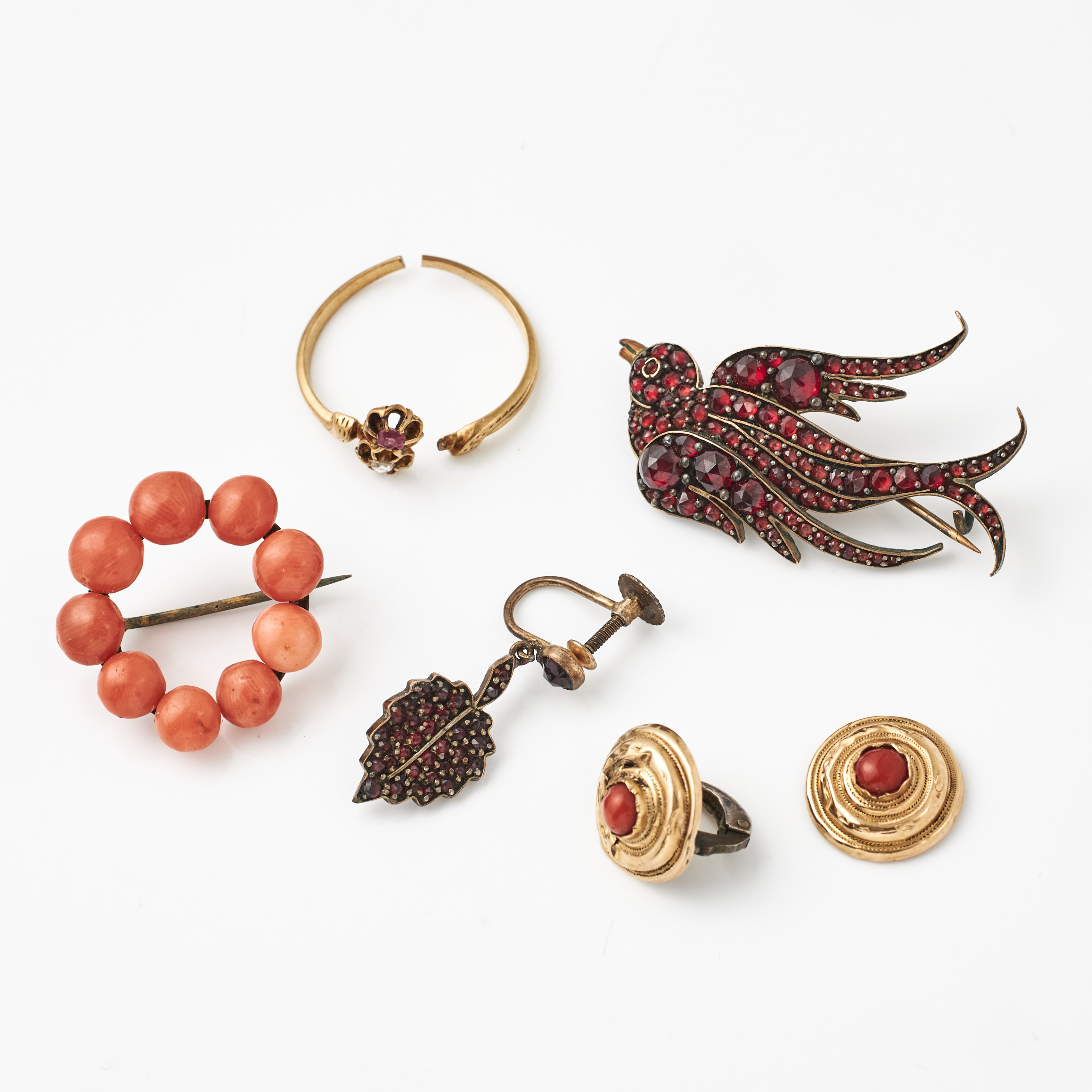 RING, 18 k guld, dekor med rosensten samt röd sten, BROSCH, i form av svala, udda örhänge, fasettslipade äldre granater, BROSCH, koraller, cirkelform, oädel metall, CLIPS, 1 par, delvis guld och med 2 koraller.