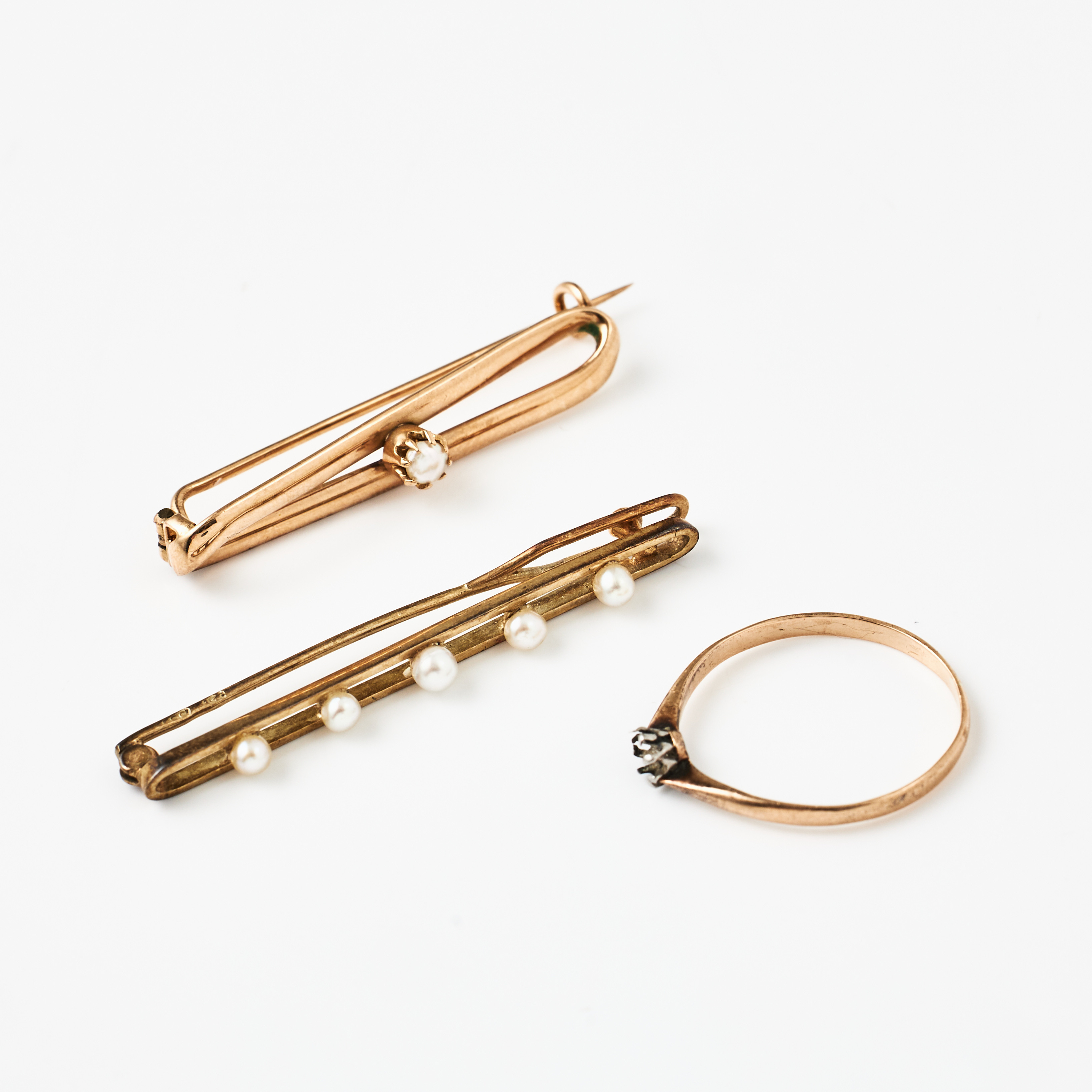 BROSCHNÅL, Gustaf Dahlgren & Co, Malmö 1908 (något otydligt årsindex, RING, 18 k guld, C.G.Hallberg, Stockholm 1918, HÅRSPÄNNE, 14 k guld, dekor med odlade pärlor.
