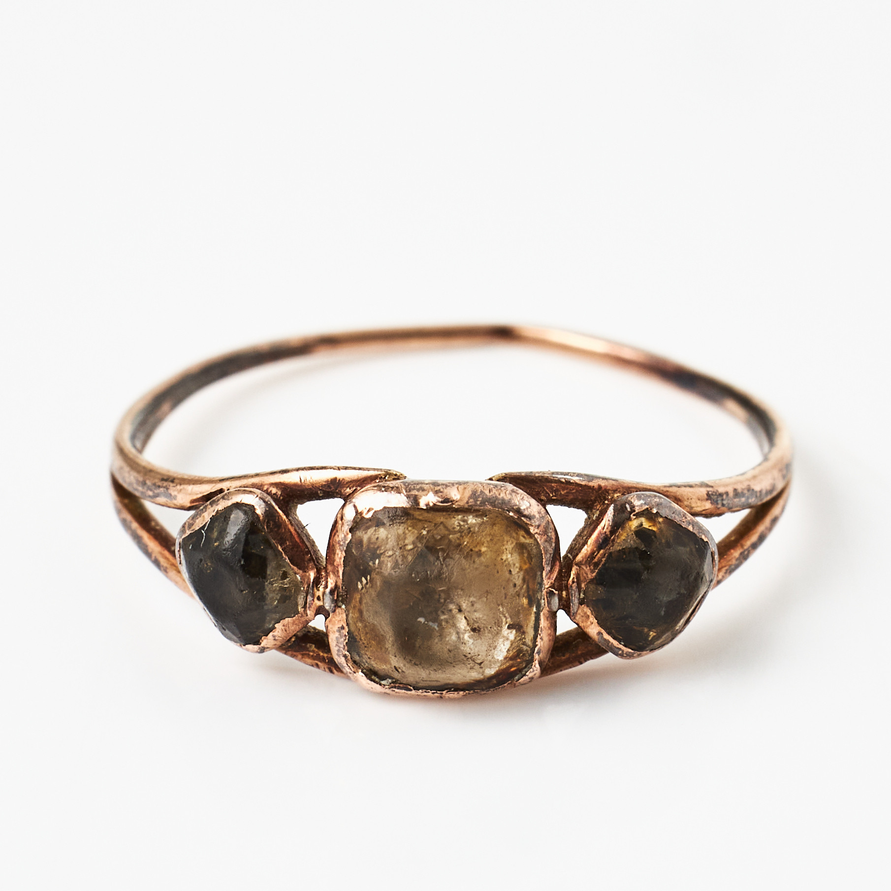 RING, 18 k guld, 3 taffelslipade glasstenar, 1600/1700-tal.