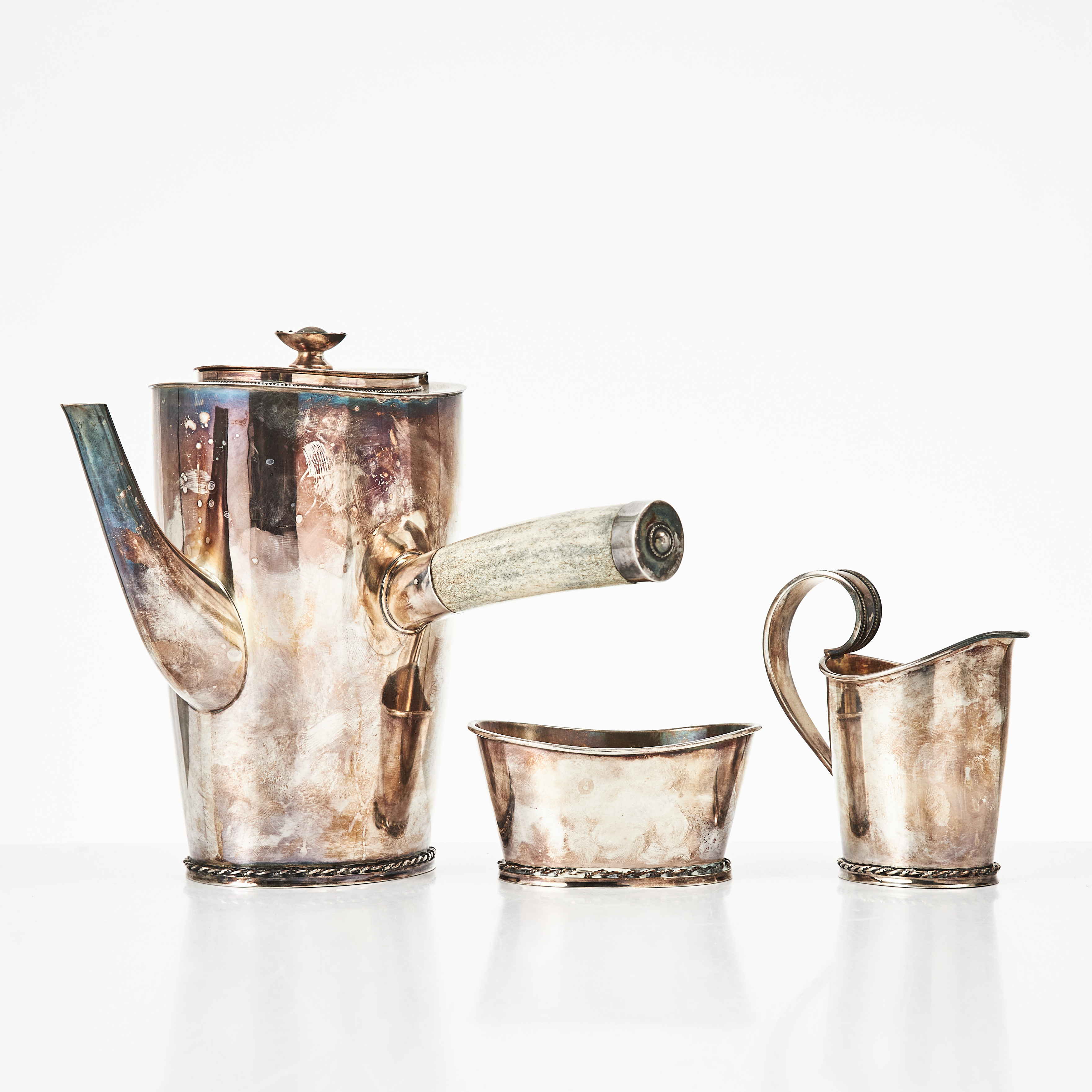 KAFFESERVIS, 3 dlr, silver, kaffekanna med handtag av renhorn, gräddkanna, sockerskål, vid fotringar spiralvriden dekor, design Sven Arne Gillgren, Guldsmed Folke Johansson AB, Mjölby 1972-1973.
