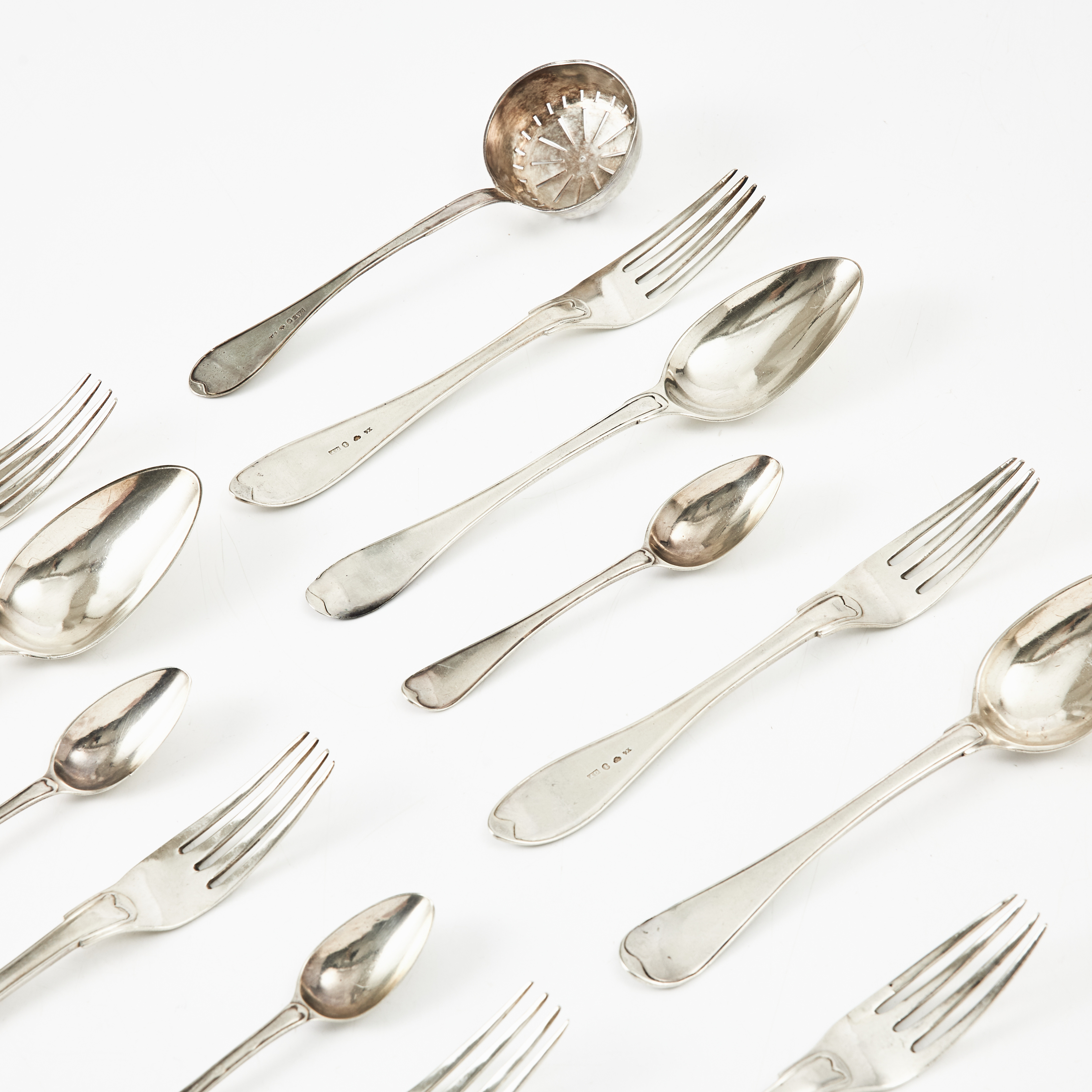 MATGAFFLAR, Gustaf Folcker, Stockholm 1852, MATSKEDAR, 3 st, J.W.Zimmerman, Stockholm 1800-talets början, STRÖSOCKERSKED, Stephan Westerstråhle, Stockholm 1803, TESKEDAR, 3 st., silver.