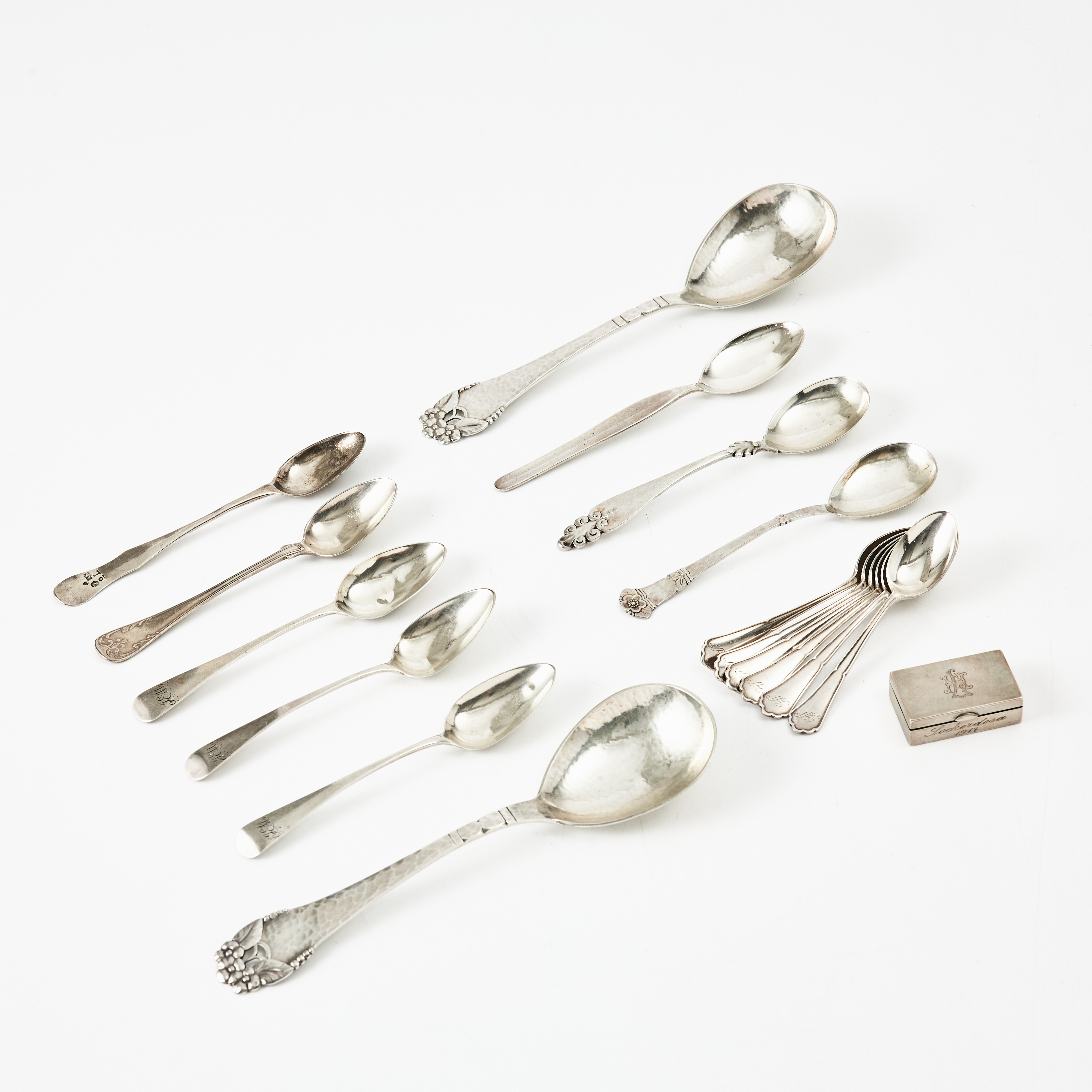 SKEDAR, 16 st., udda modeller och varierande storlekar och tillverkare, SOCKERDOSA, silver, stämplad C.G.Hallberg, Stockholm 1917.