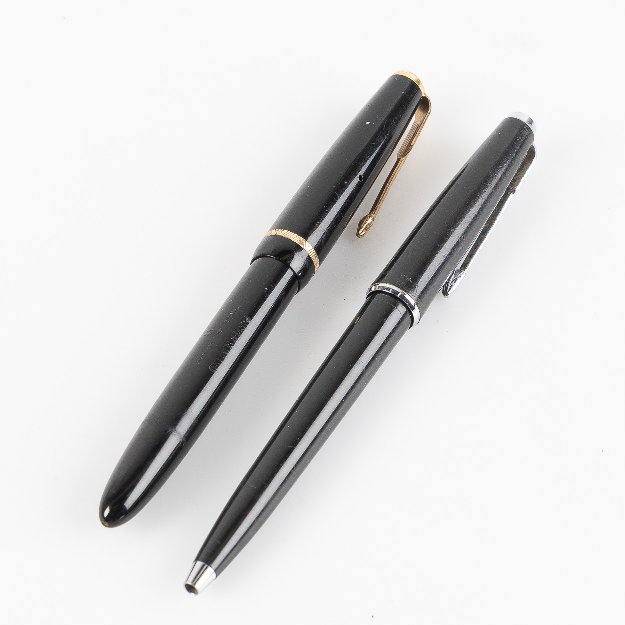 PENNOR, 2 st, varav en 14 K guld, Parker.