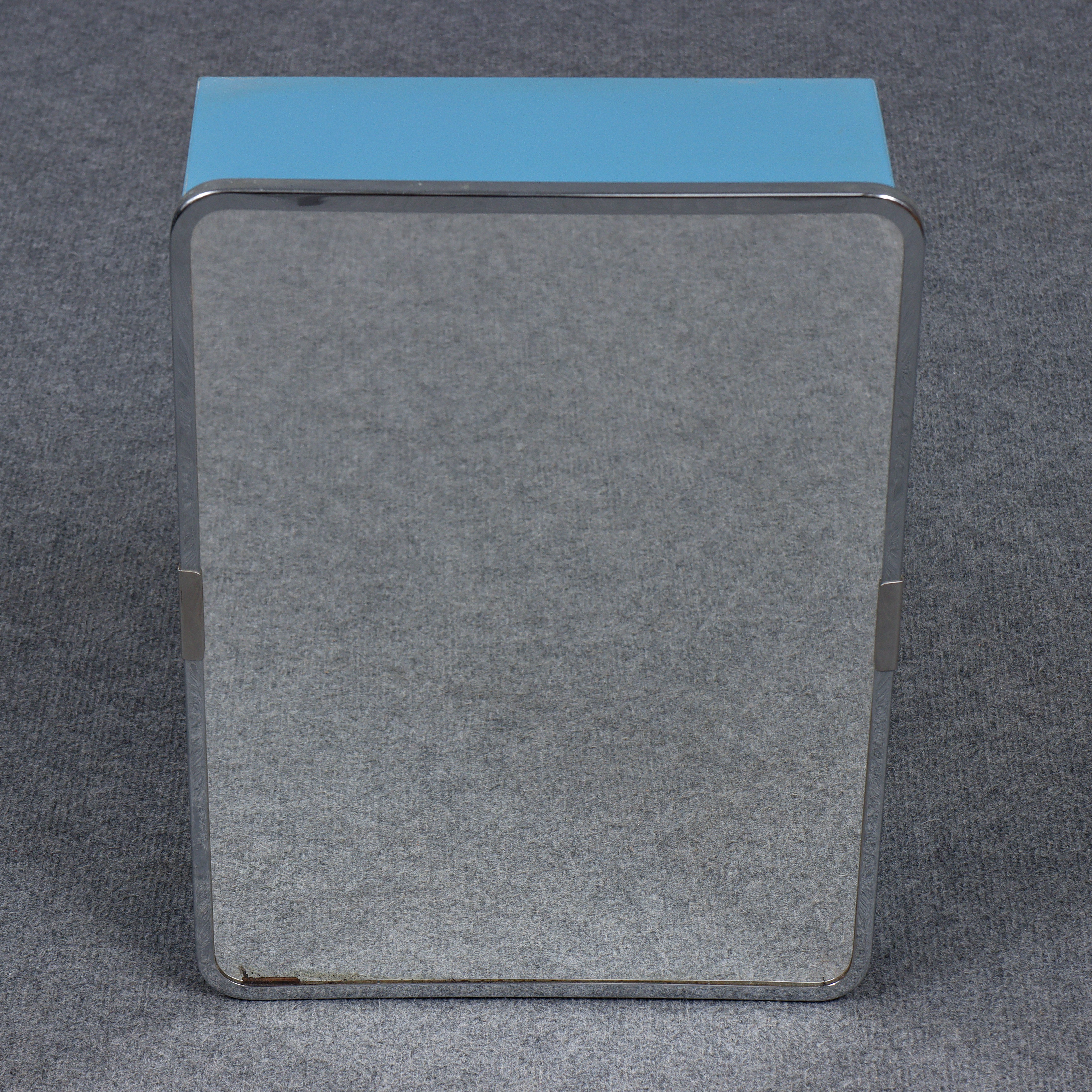 BADRUMSSKÅP I PLÅT MED SPEGEL.