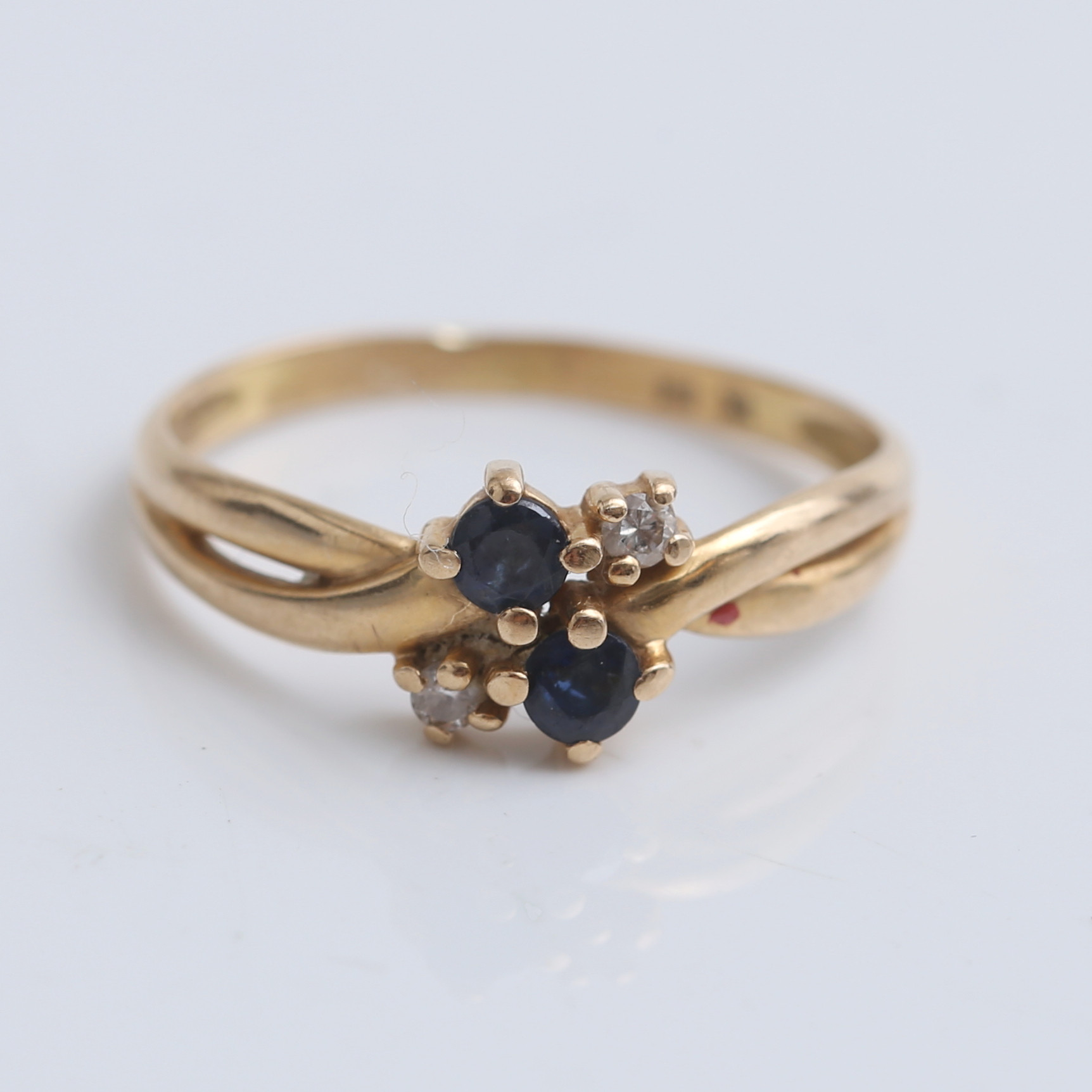 RING, 18 k guld med diamanter och safirer, 1,68 gram.
