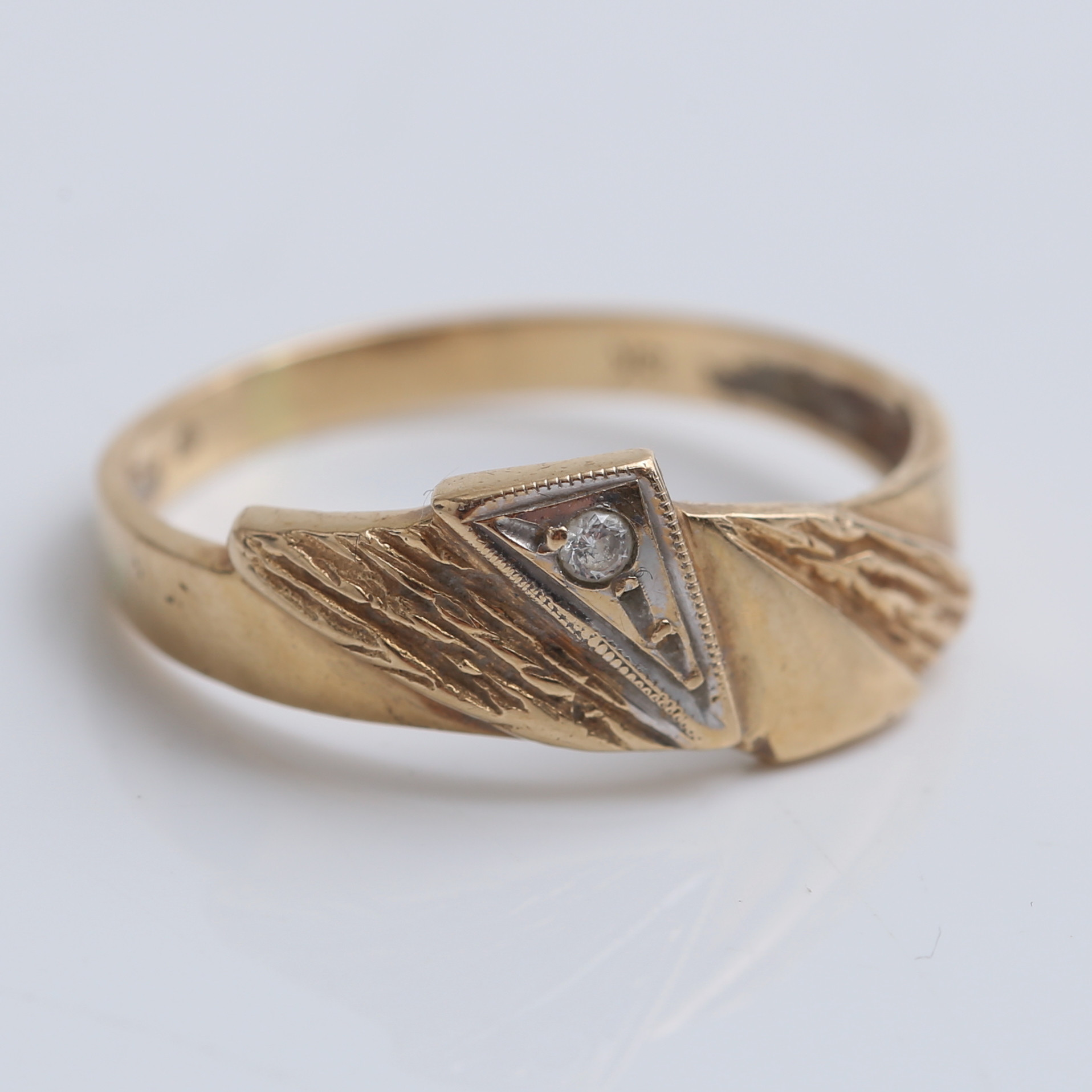 RING, 18 k guld med sten, 2,51 gram.