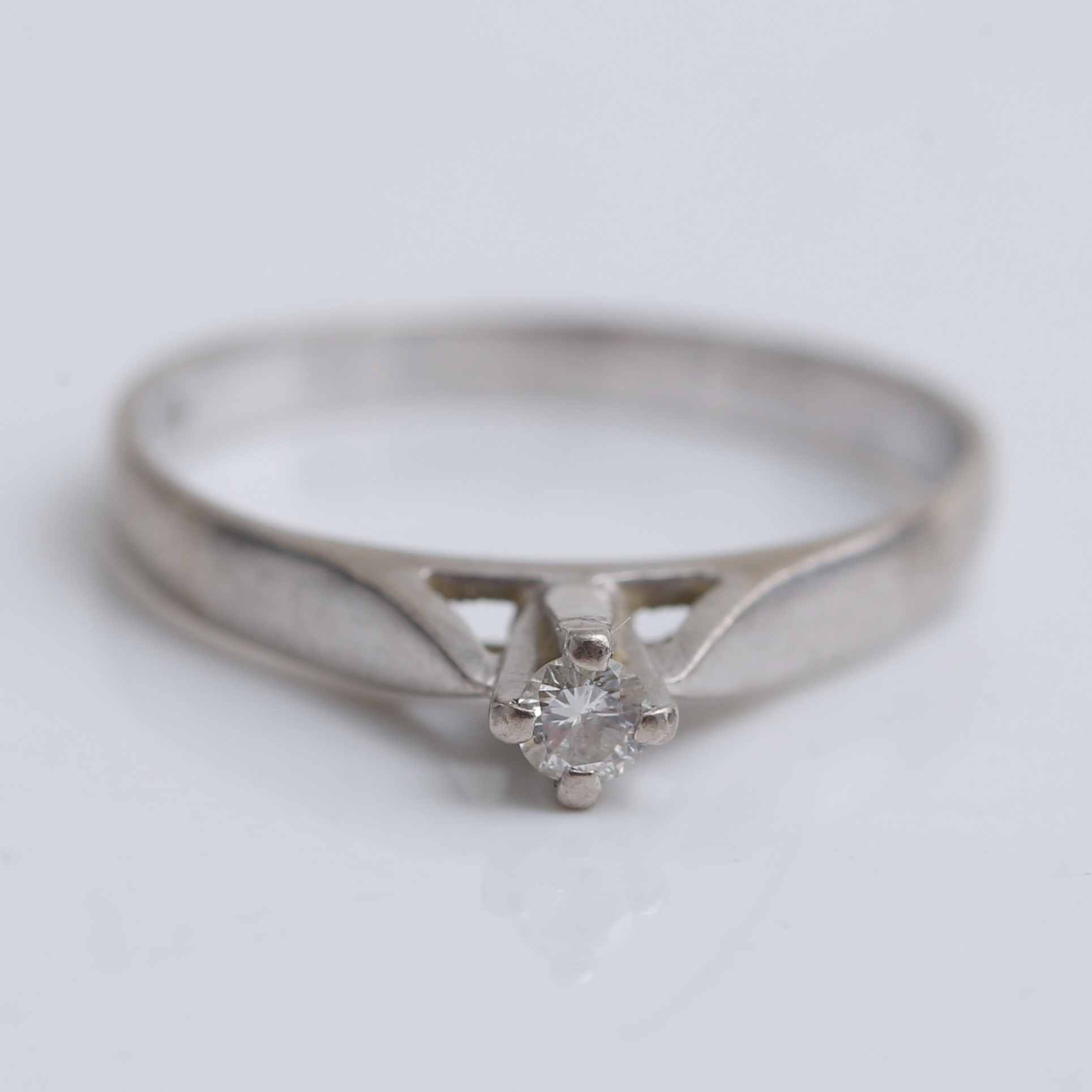 RING, 18 k vitguld, 2,28 gram.