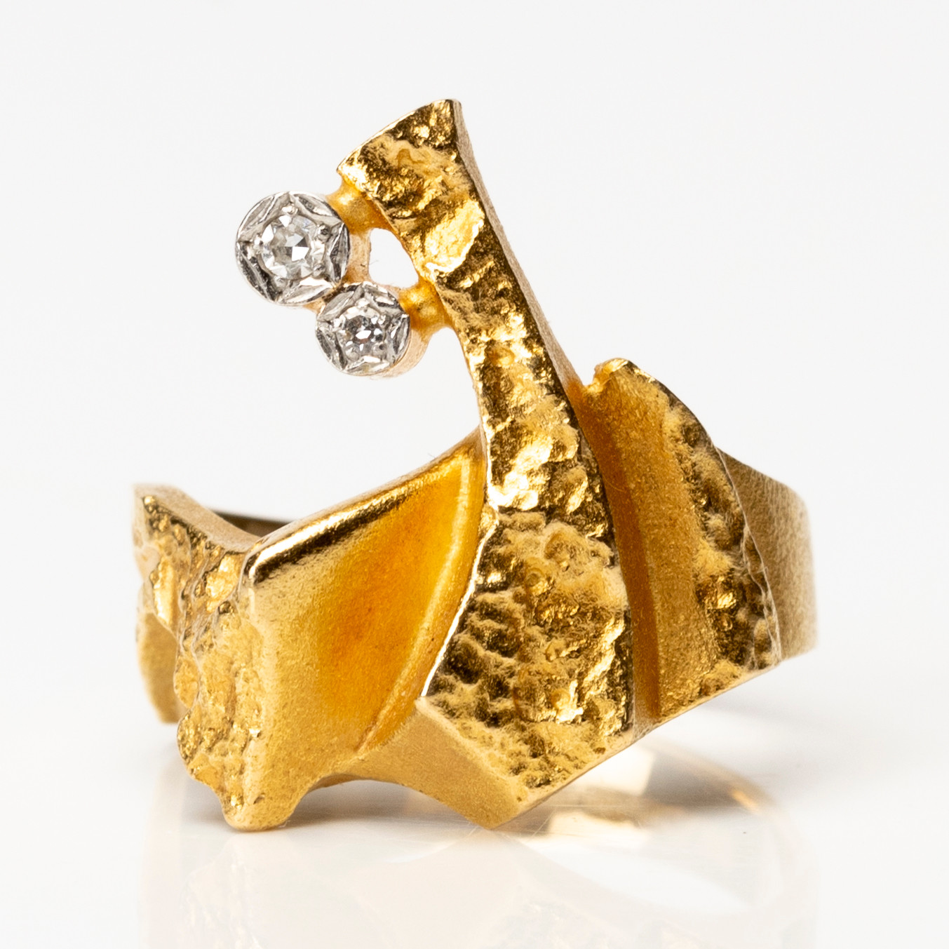 BJÖRN WECKSTRÖM. Ring, "Diamond Twig", 18K guld med två enkelslipade diamanter om ca 0,11ctw, Lapponia, Finland, 1989.