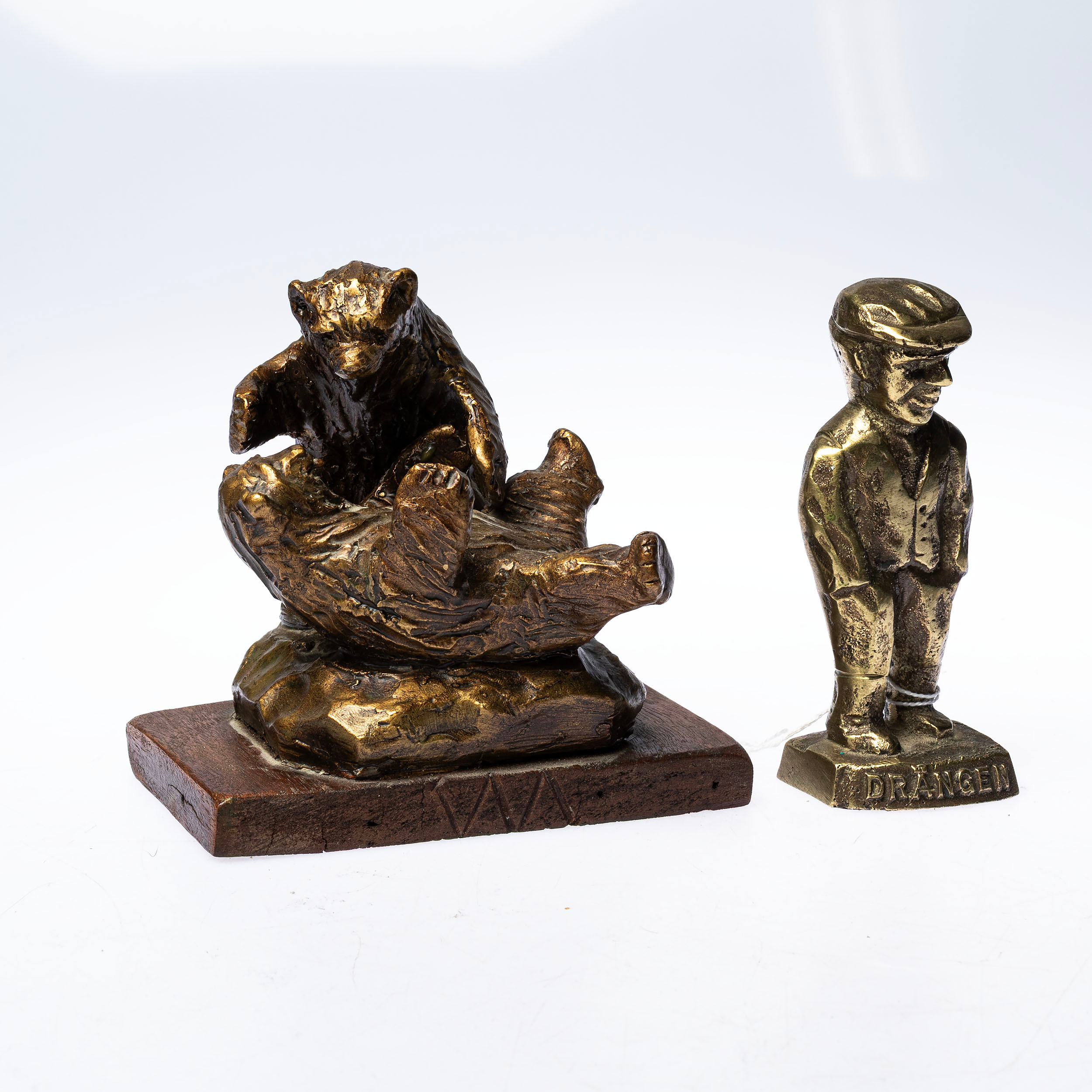 SKULPTURER, 2st, mässing & trä.