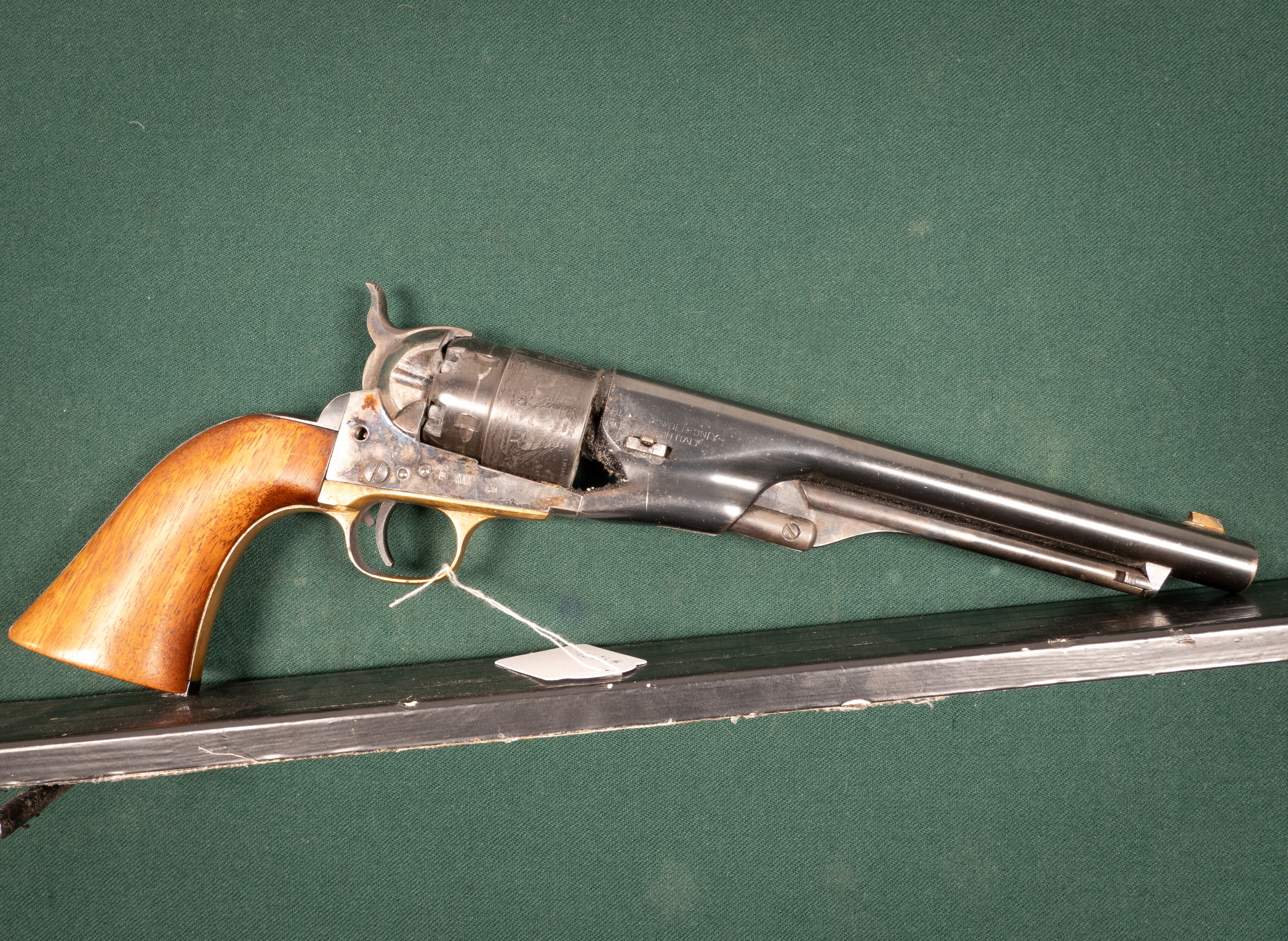 Uberti Modell Colt 1860 Army Kal .44 Tillv.Nr: 60481 SE1761814.
