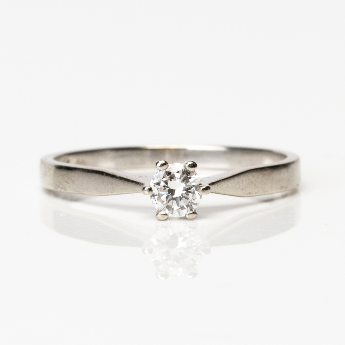 ENSTENSRING, 18K vitguld, Stjärnringen modell "Bellatrix", briljantslipad diamant om 0,23ct enligt gravyr, svensk import, 1980-tal.