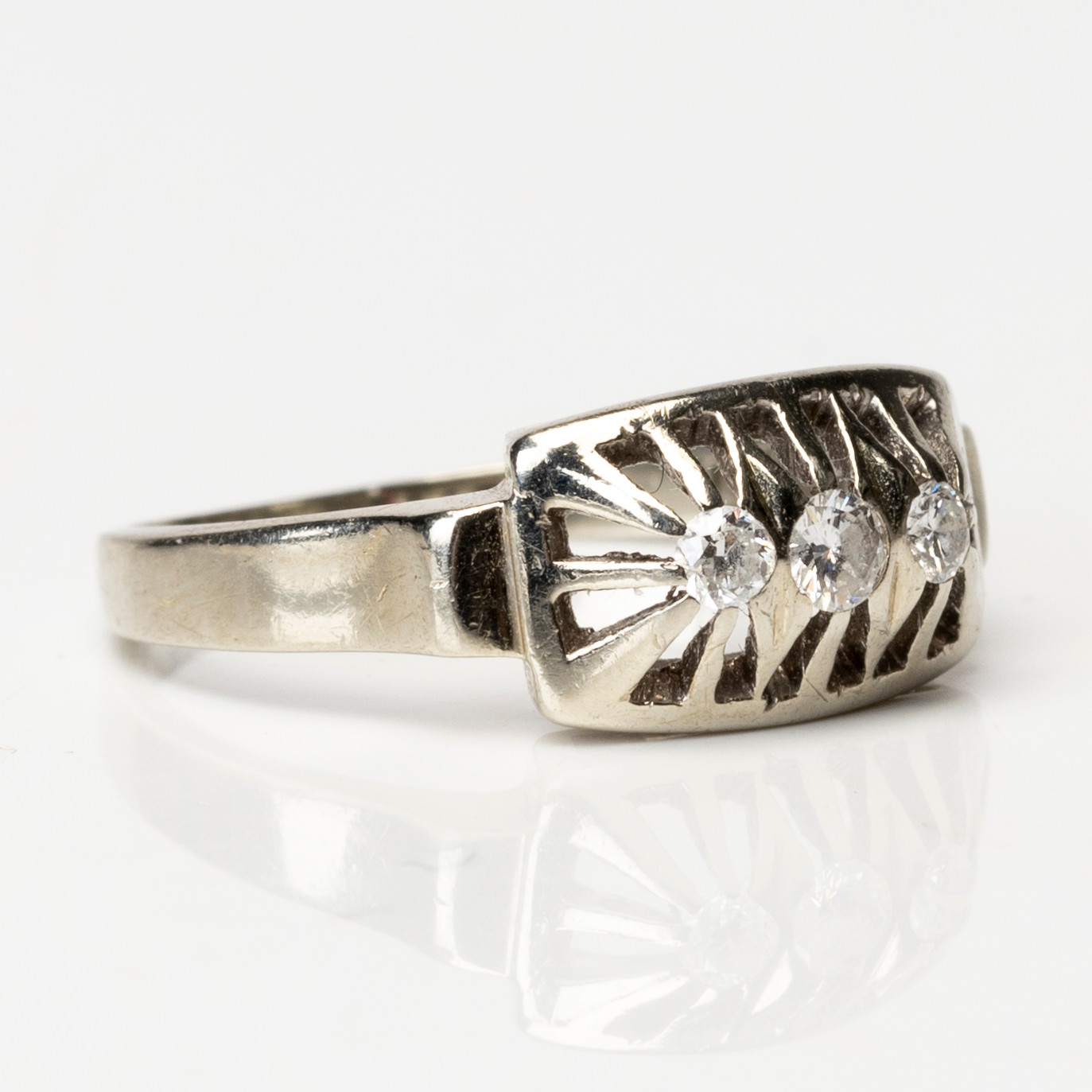 RING, 18K vitguld med tre briljantslipade diamanter om ca 0,12ctw, G Dahlgren & Co, Malmö, 1955.