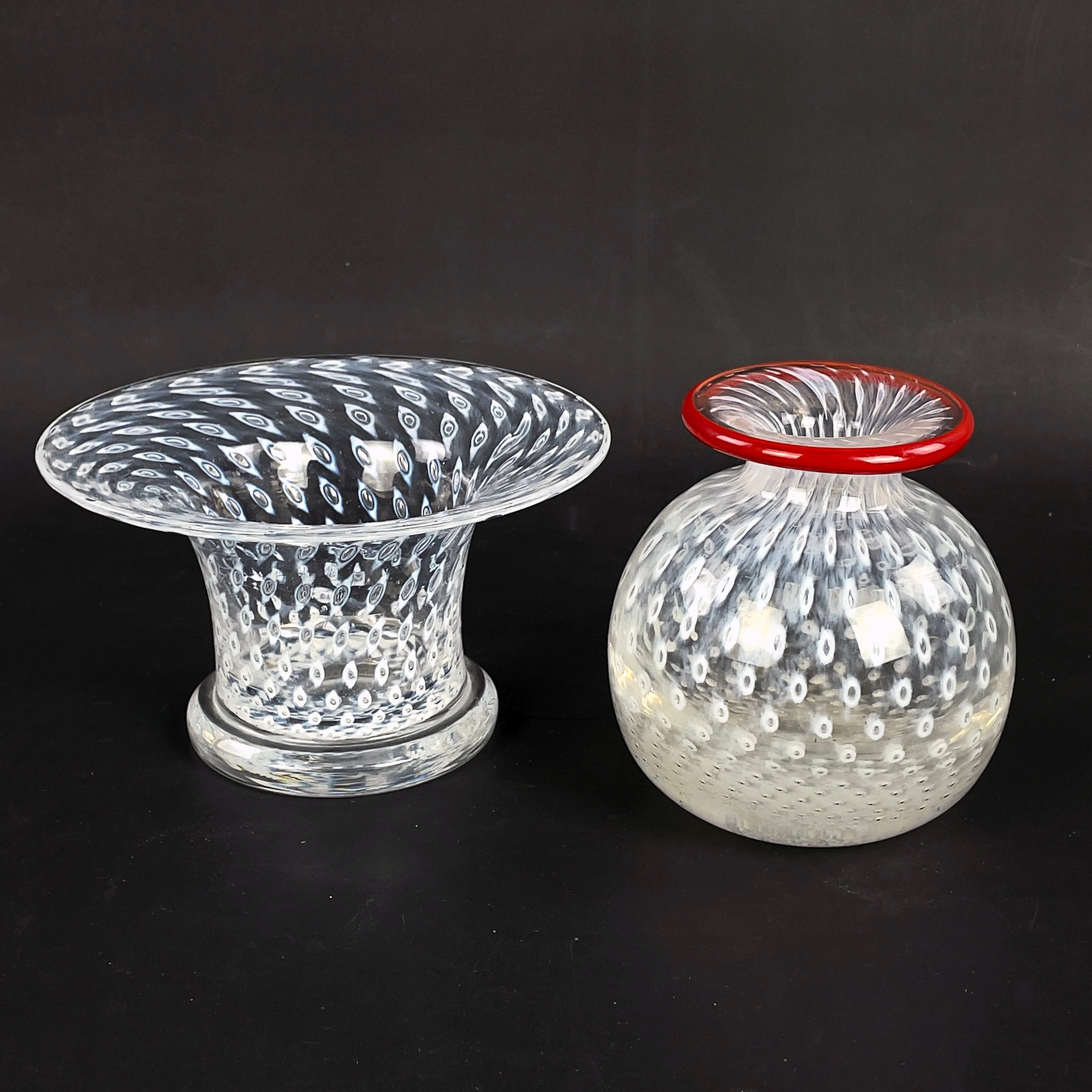 BERTIL VALLIEN. Skål & vas, 2 st, "Cirrus", glas, Kosta Boda, delvist signerade.