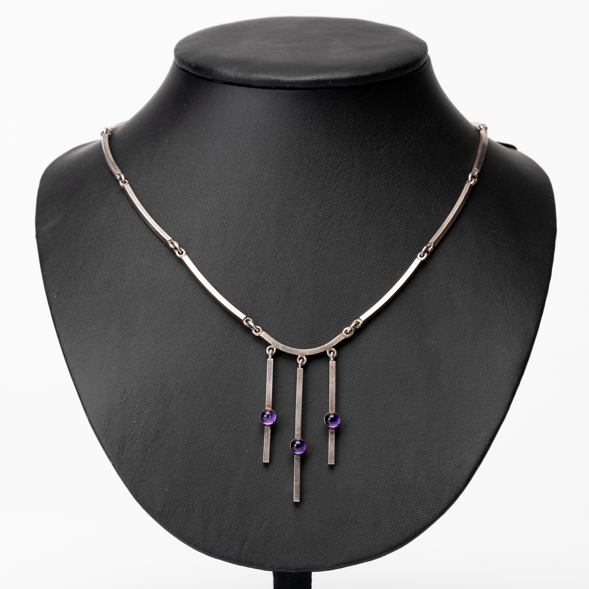 HALSSMYCKE, sterlingsilver med cabuchonslipade lila stenar, N E From, Danmark, 1900-talets andra hälft.