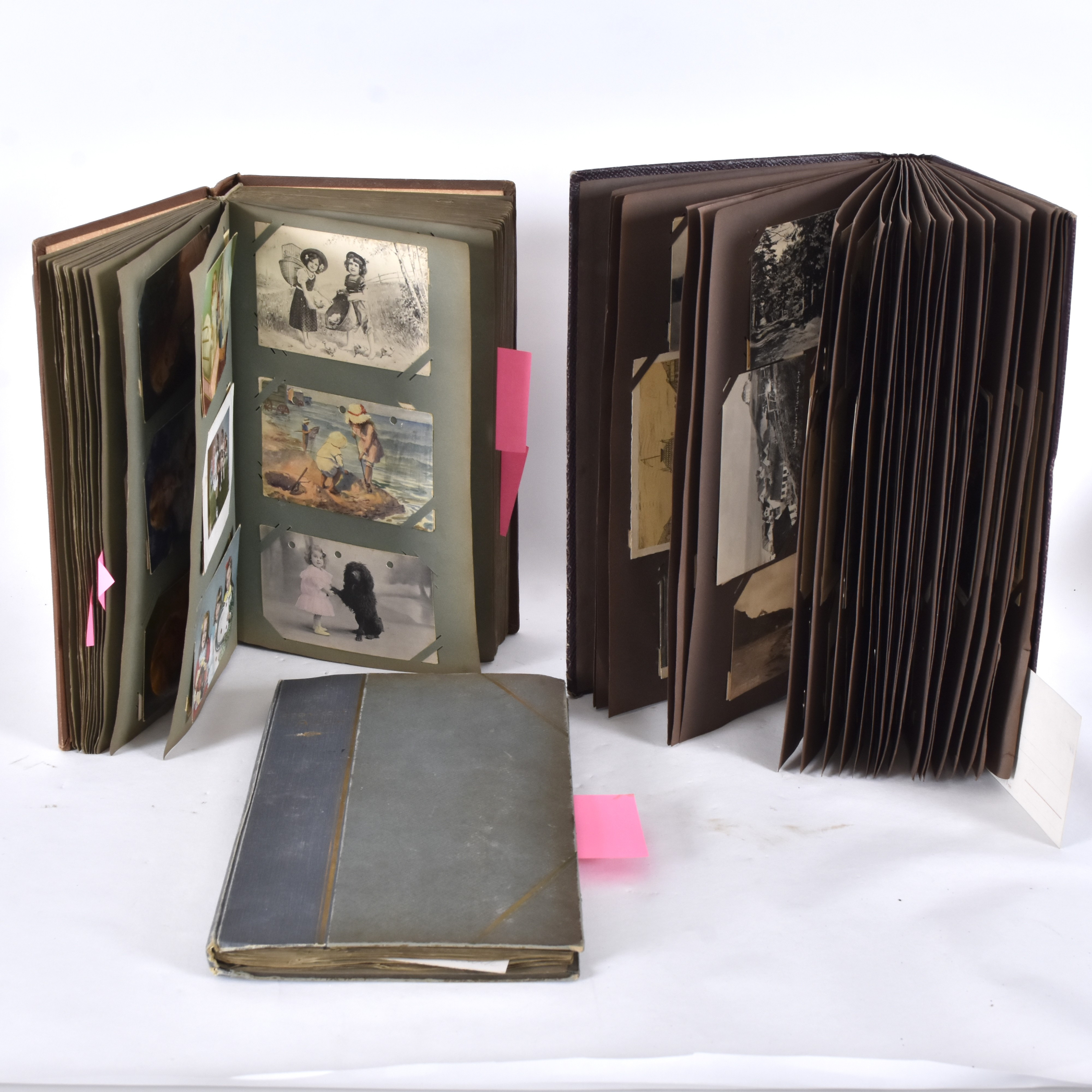 BREVKORTSALBUM 3 st med äldre vykort och fotografier.