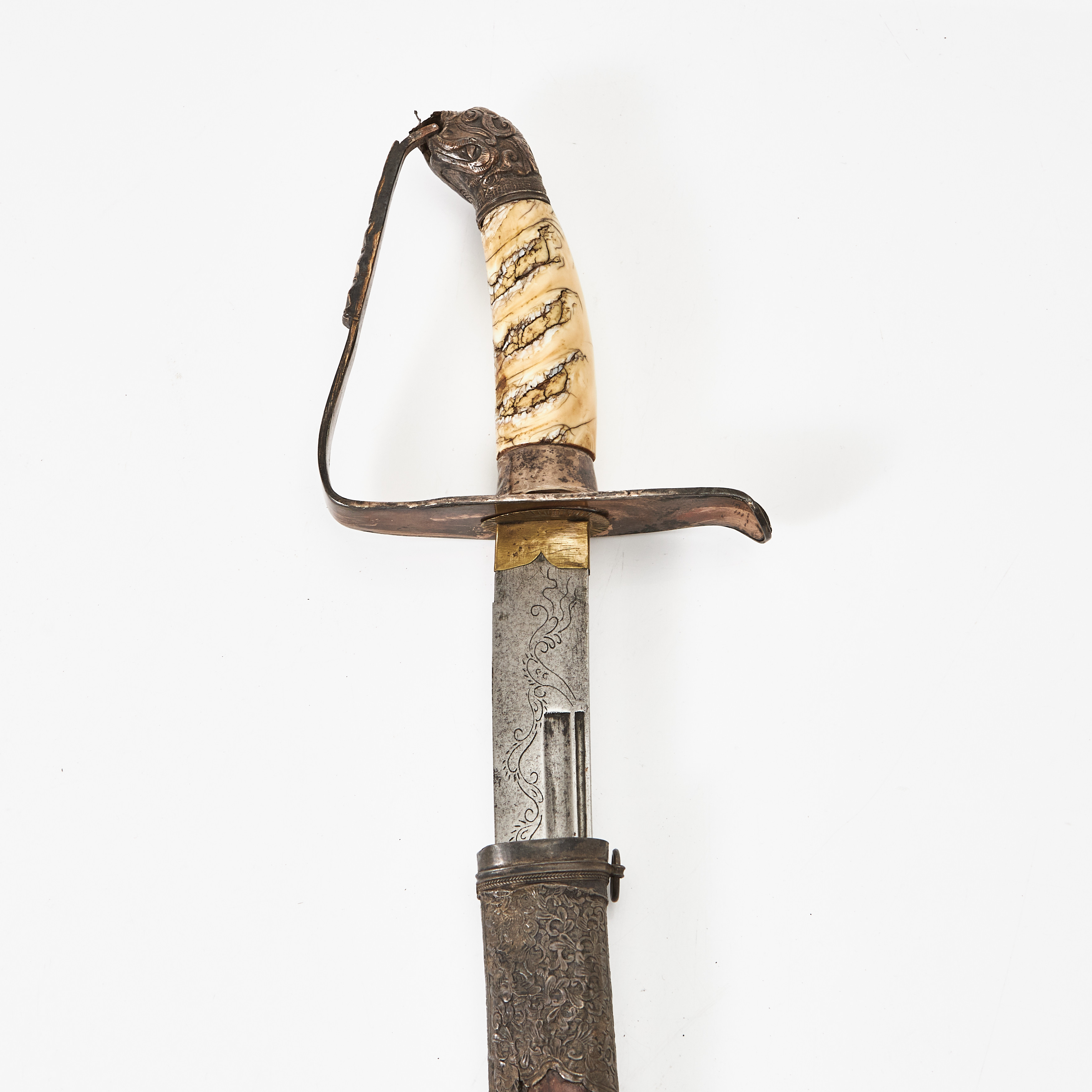SVÄRD, guom, vietnamesiskt, Nguyen-dynastin (1802-1945), fäste med kavel av fossiliserad tand, klinga med graverad dekor, balja med inläggningar i pärlemor, beslag med repousserad dekor, delvis i silver, 1800-talets andra hälft.