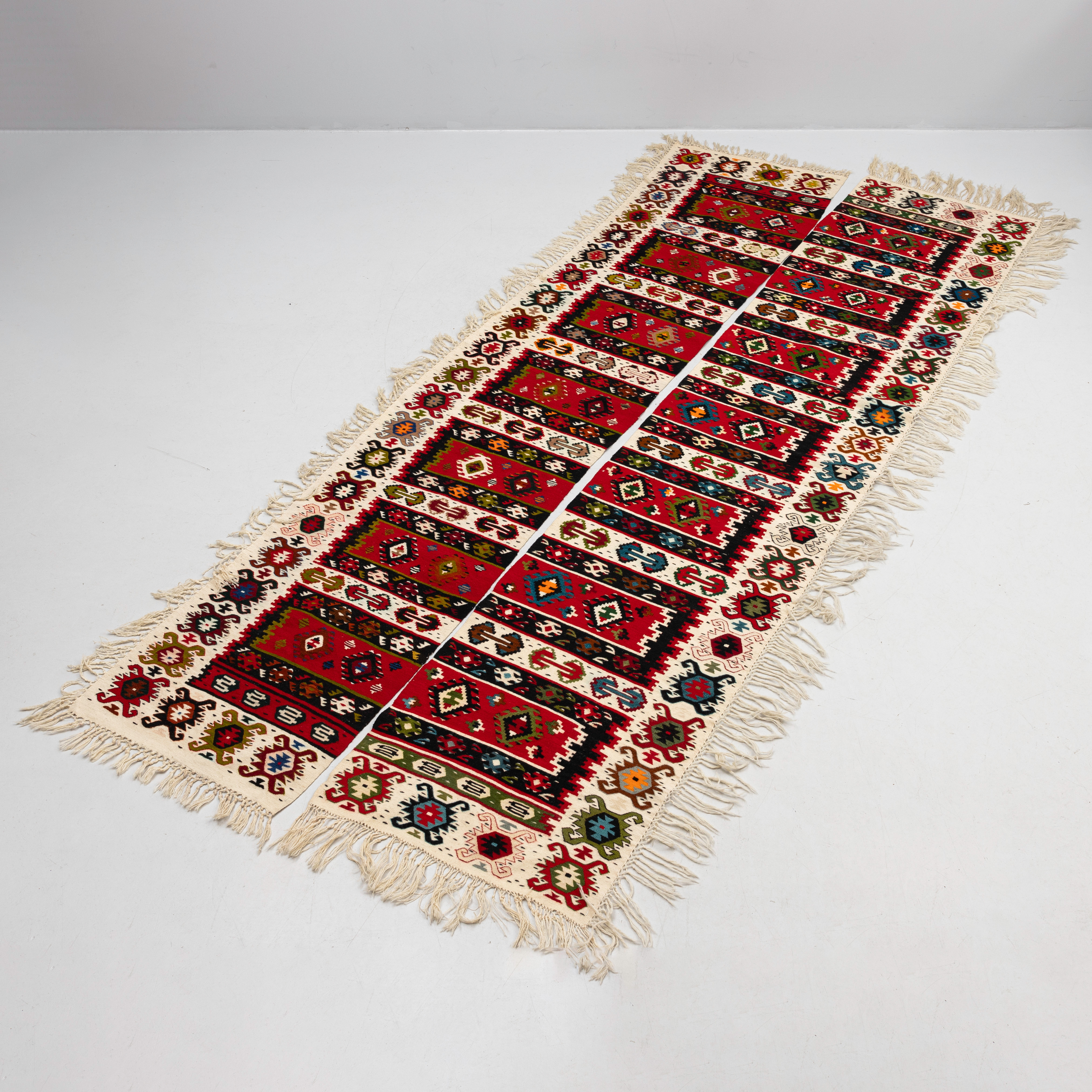 MATTOR / DRAPERIER, ett par, kelim, á ca 340 x 70 cm.