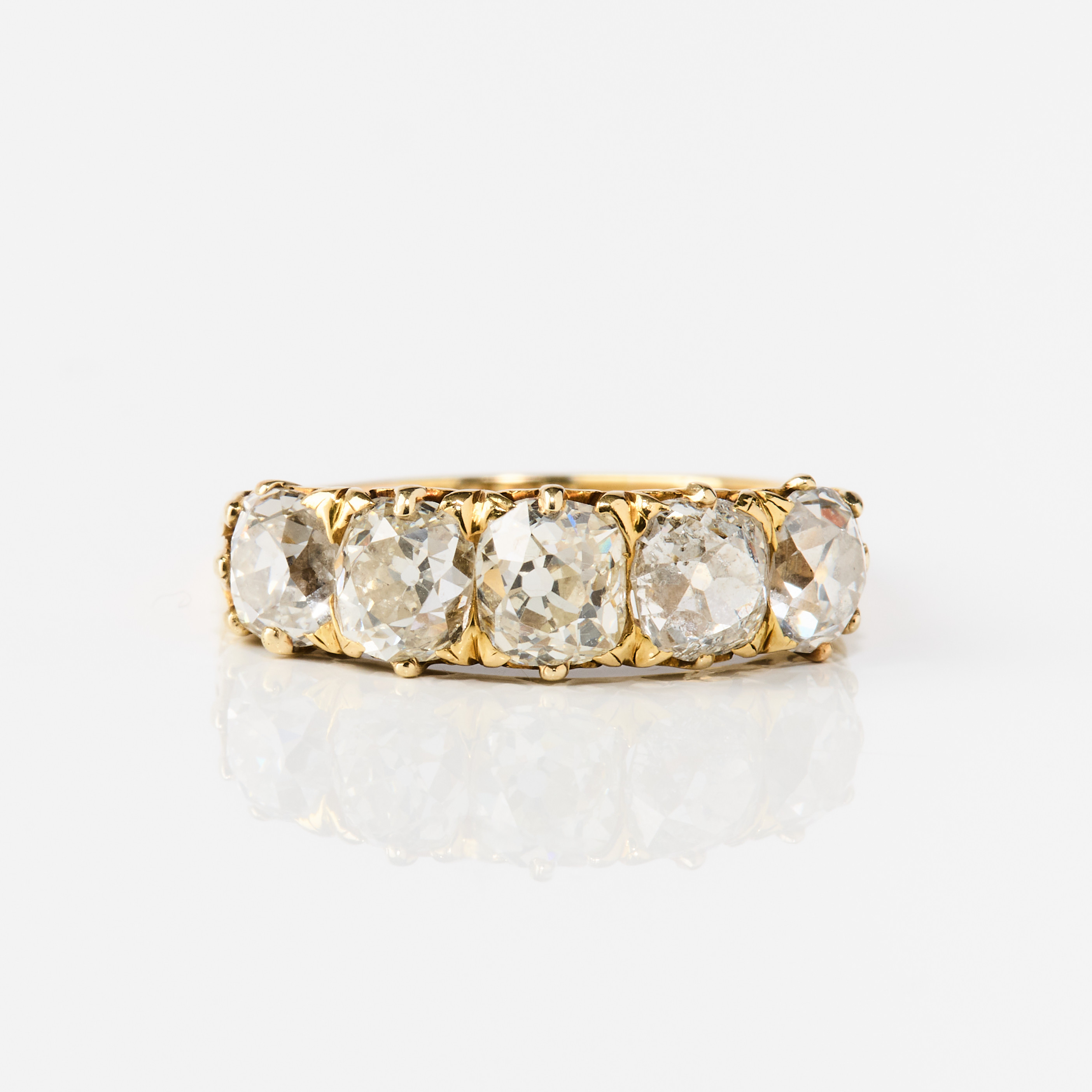 FEMSTENSRING, 18K guld och diamanter, omkring sekelskiftet 1900.
