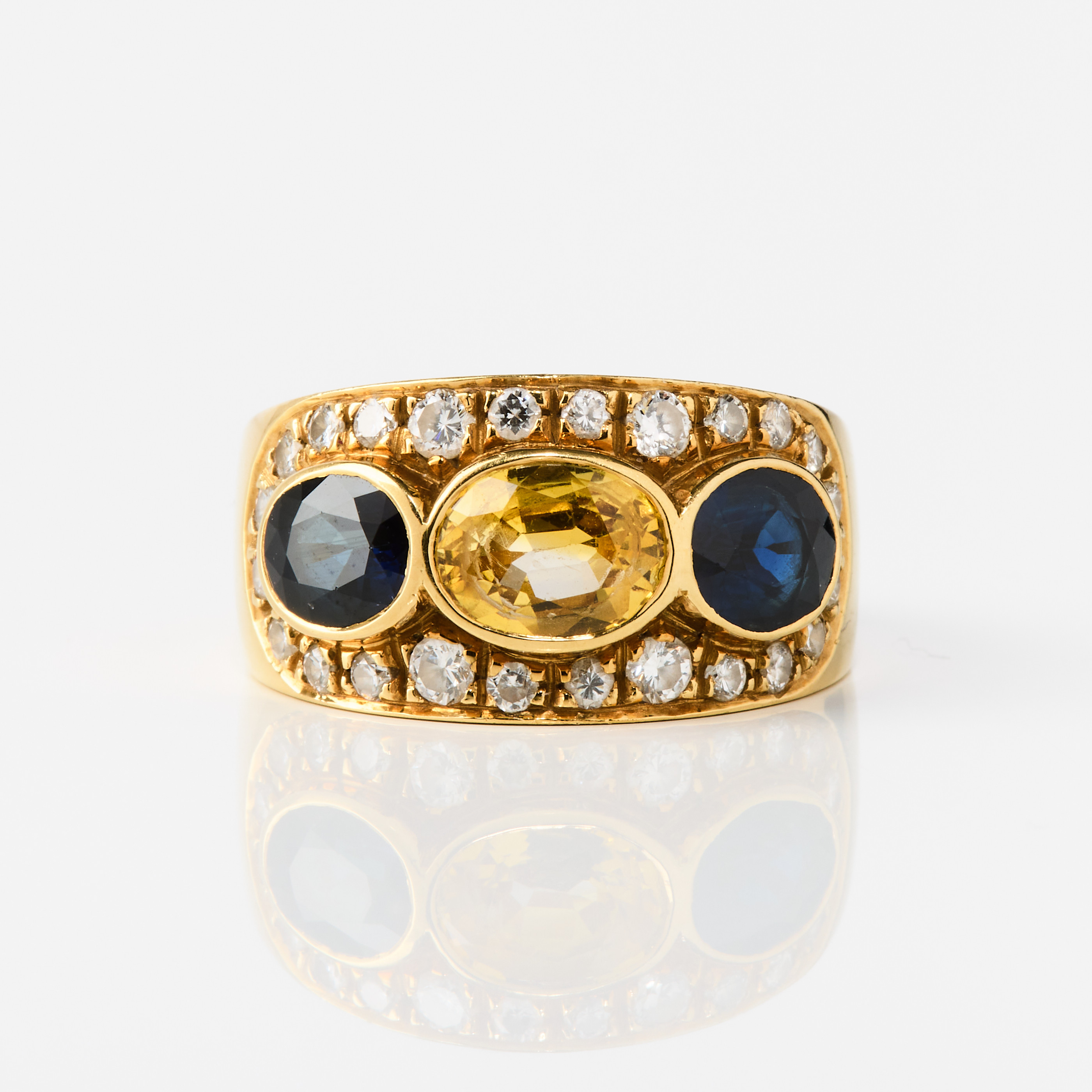 RING, 18K guld, blå och gula safirer och diamanter, Italien.