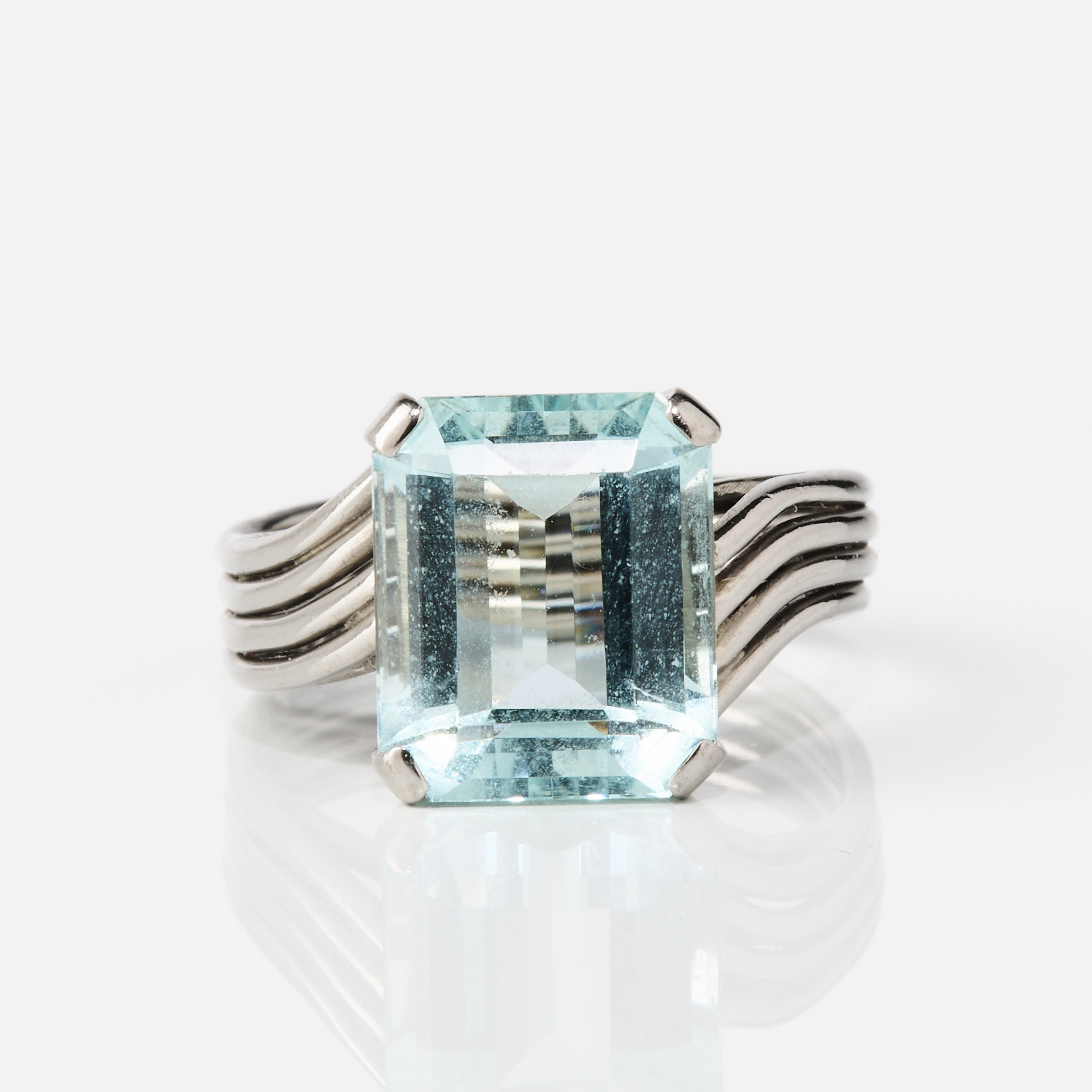 RING, 18K vitguld och akvamarin, Thorndals, Stockholm 1956.