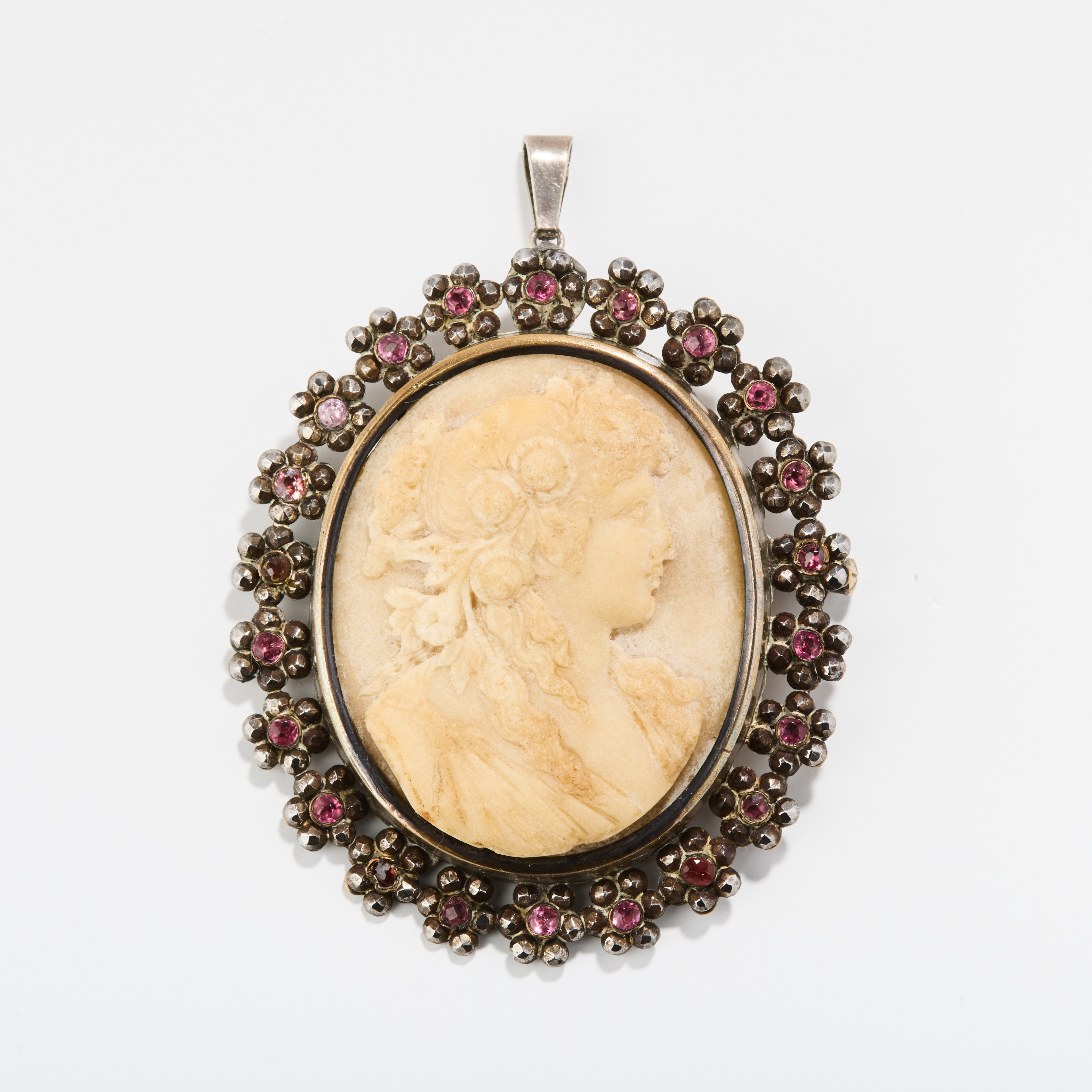 BROSCH, stål med sandstenskamé och röd paste, 1800-talets andra hälft.