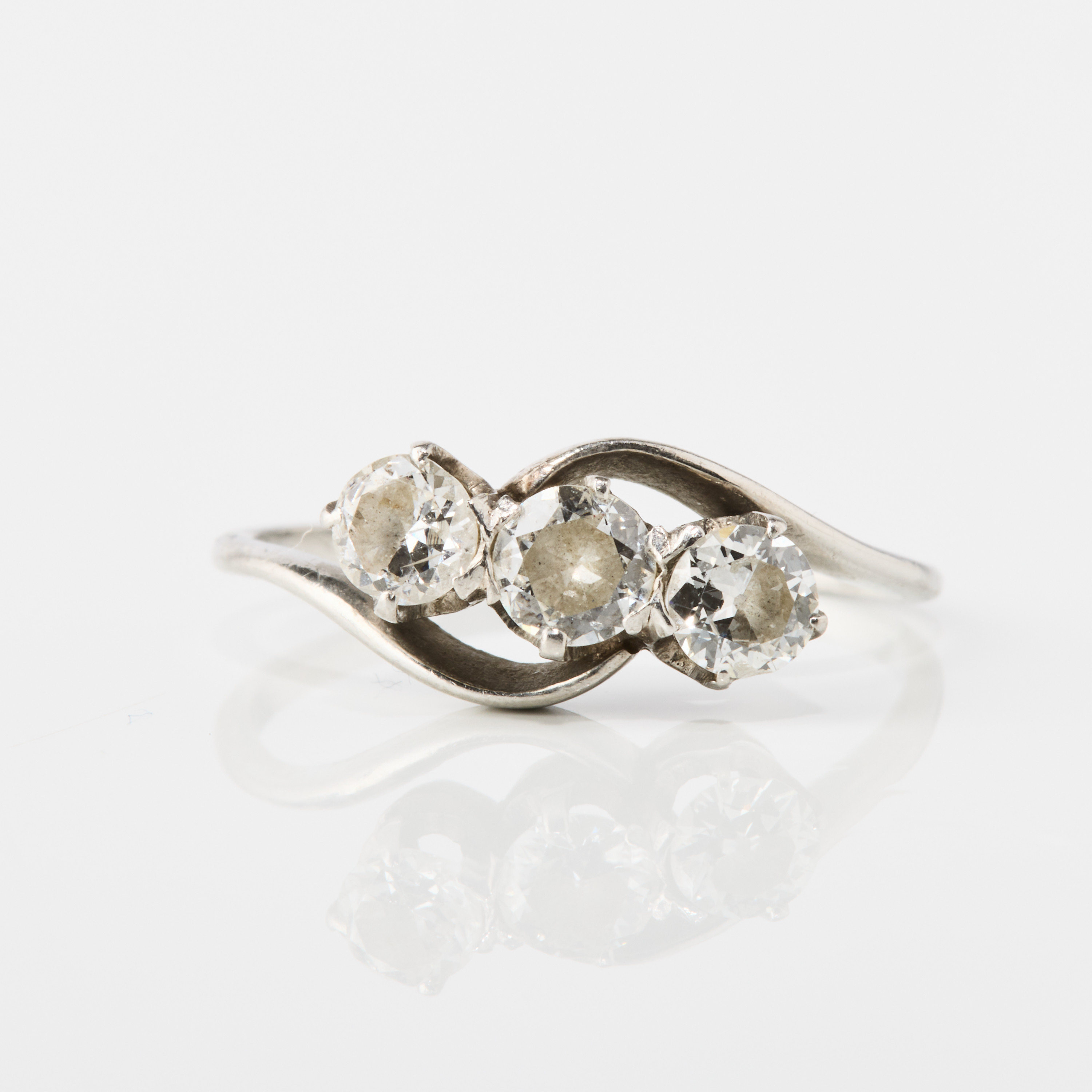 TRESTENSRING, platina med diamanter, svenska importstämplar.