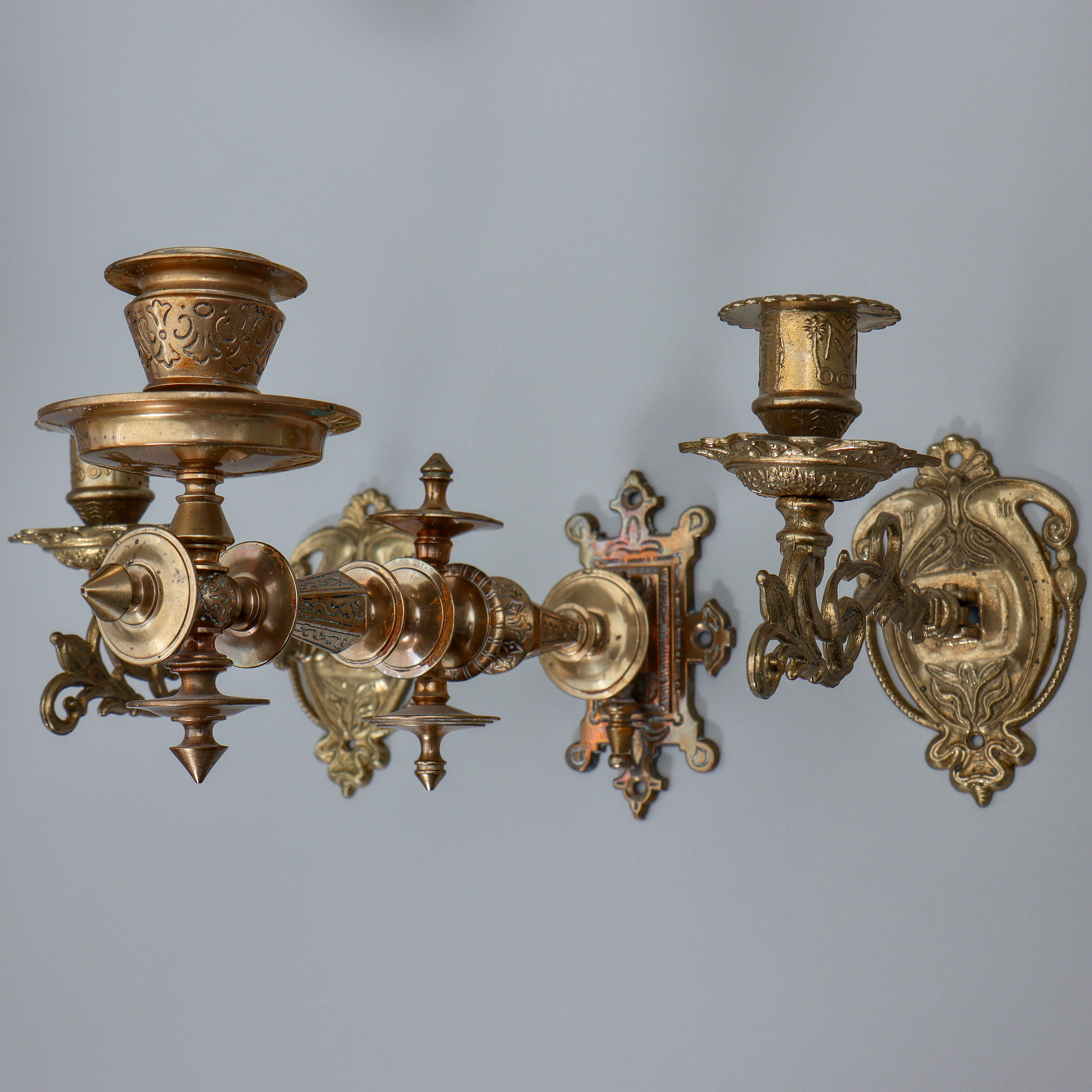 3 PIANOLAMPETTER / VÄGGLJUSSTAKAR, MÄSSING, TIDIGT 1900-TAL.