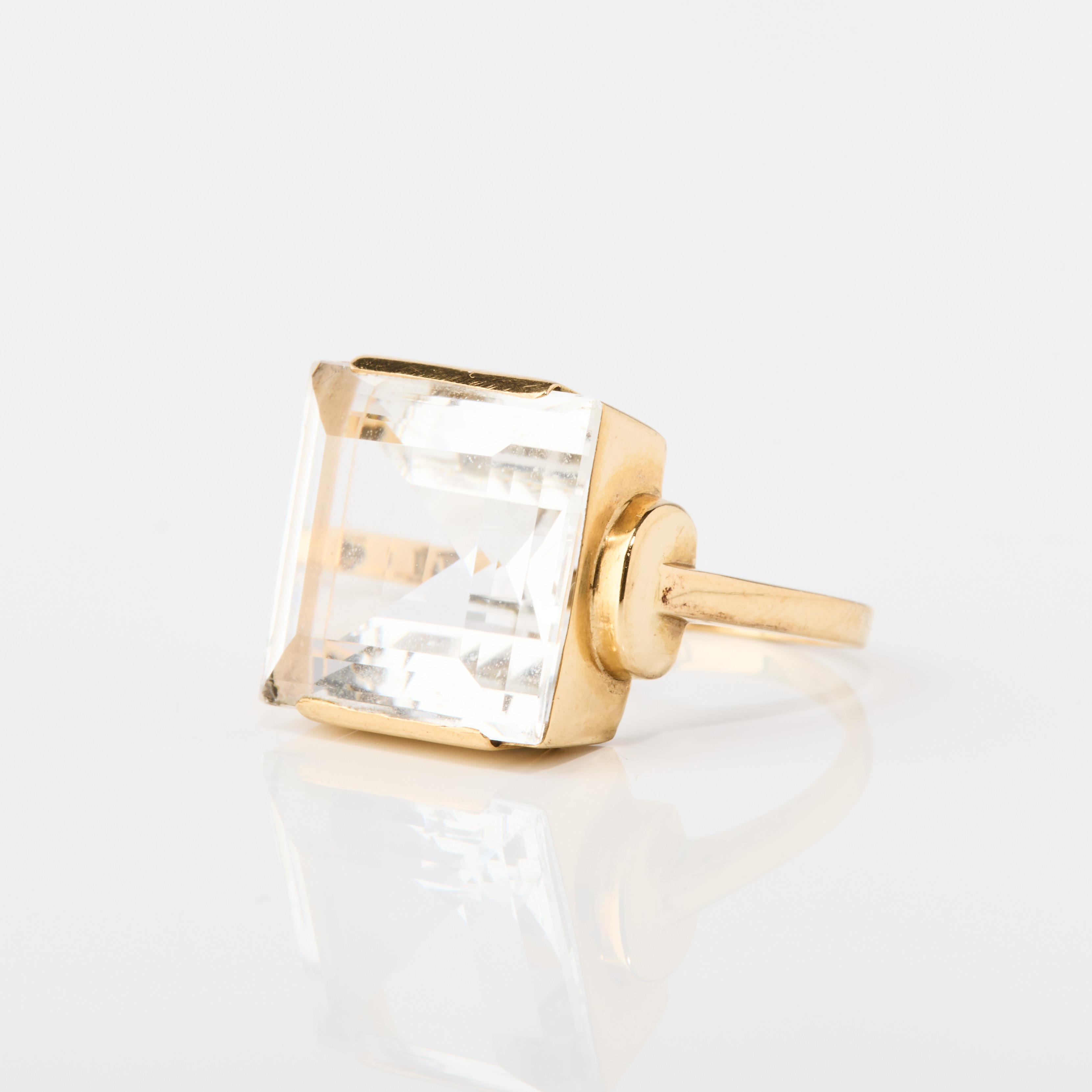 ENGELBERT. Ring, 18K guld med en bergkristall, signerad Stigbert, Stockholm 1946.