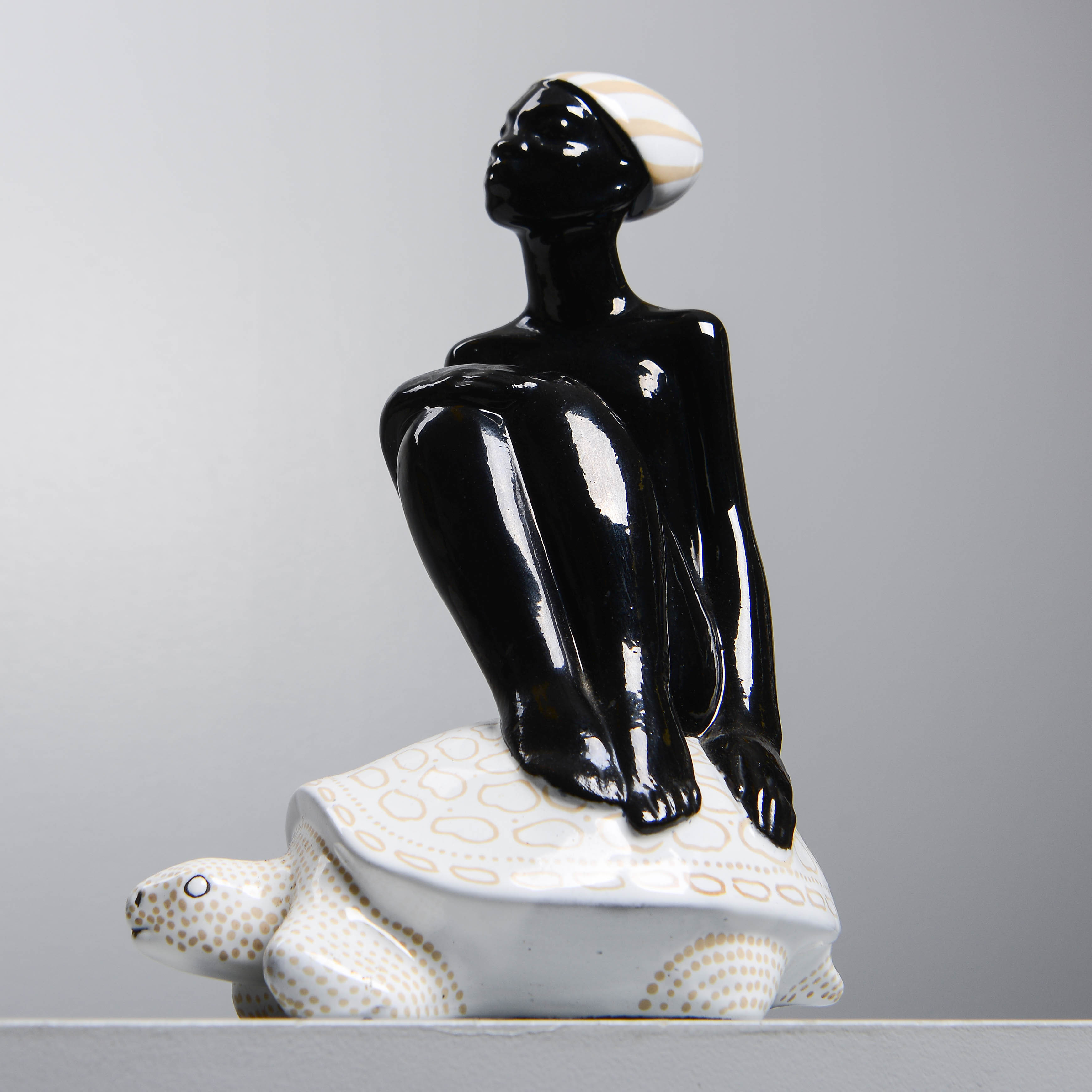 MARI SIMMULSON. Pojke på Sköldpadda, figurin, Upsala-Ekeby, 1951.